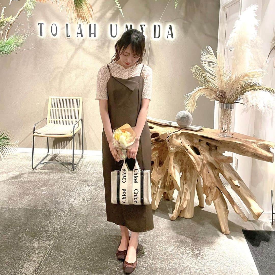 KANAKAのインスタグラム：「@junoah_official  @callautia_official   シンプルで着回し力抜群の折り返しデザインキャミワンピース🤎  丈感もお上品でお気に入り☺️  ZOZOTOWNにてセール中です！✔️  #タイアップ #junoah #junoahコーデ #ワンピース #callautia #キャミワンピ #夏服」