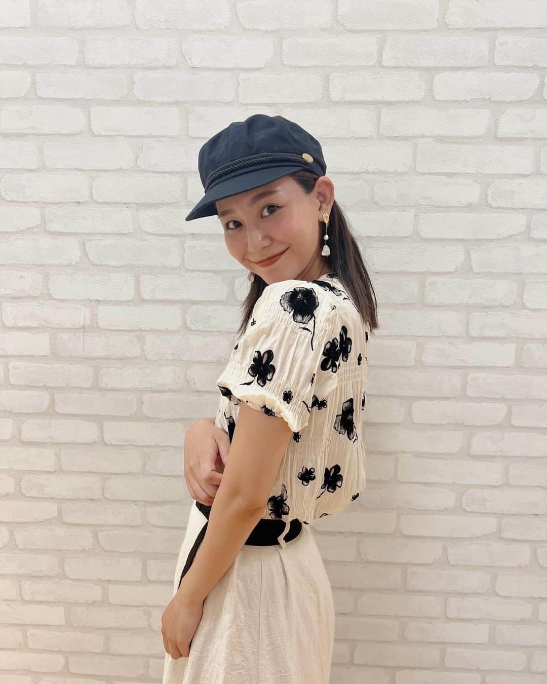 かーなーのインスタグラム：「. . 大きめの柄に一目惚れ。 着回しにも優秀なトップスゲット🕊️  フォロワーさんに クーポンコードいただけたので お買い物する機会あれば是非使ってください🕺  14193509：@shein_japan / @sheinofficial  #SHEINforAll #SHEIN #SHEINpartner #ad #今日のコーデ #OOTD  クーポンコード：cana お買い上げ金額1～5,999円まではセール価格より15%OFF、6,000円以上は20%OFFが適用さます。 利用期限：本日〜9月30日」