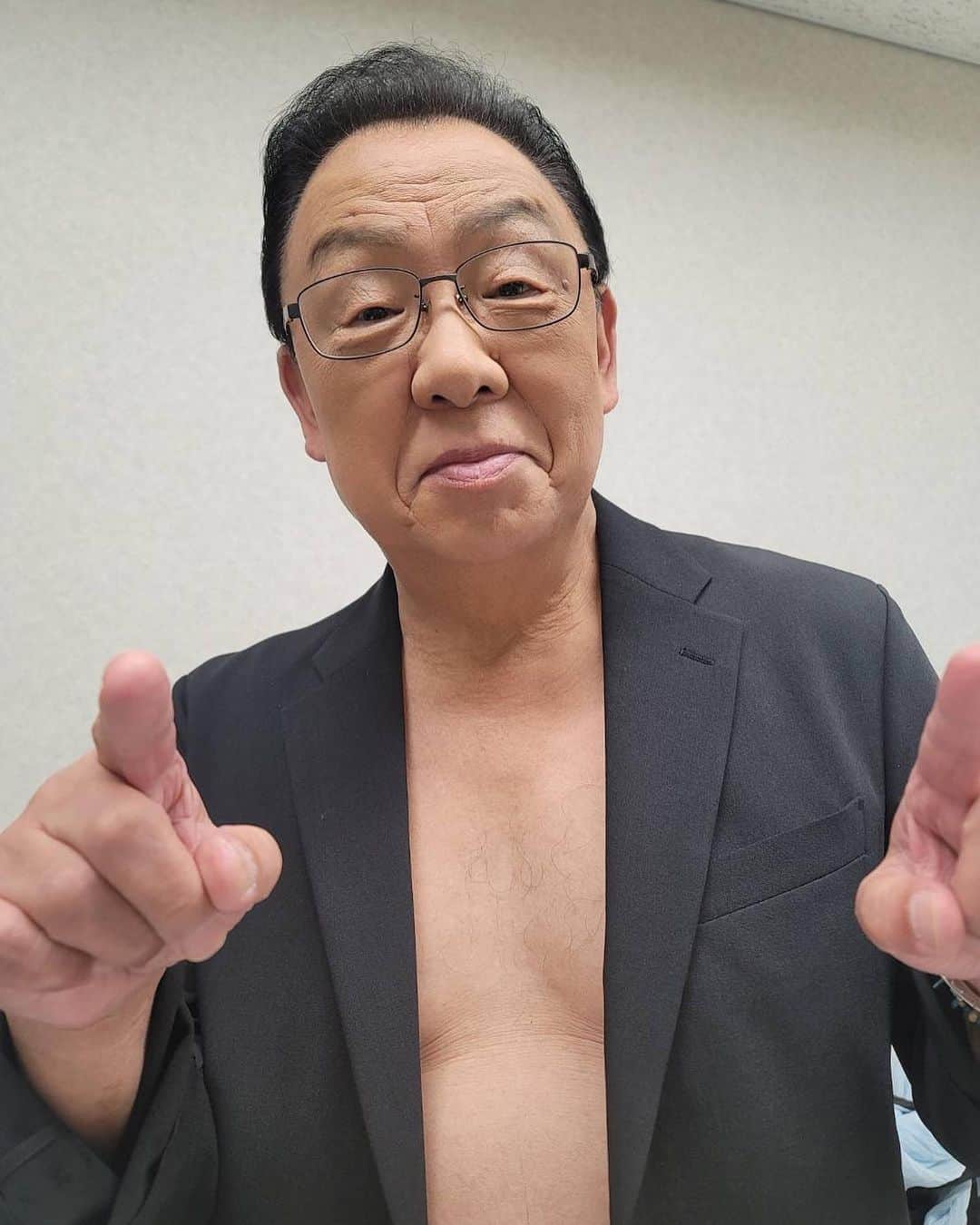 梅沢富美男さんのインスタグラム写真 - (梅沢富美男Instagram)「ロッカー富美男これからライブです！ ヨロシクゥ！！  嘘です。 ただ単にメイクするのにTシャツが被りだったので脱いだだけです。  #ロックンロール #メイク中」7月28日 13時50分 - tomioumezawa