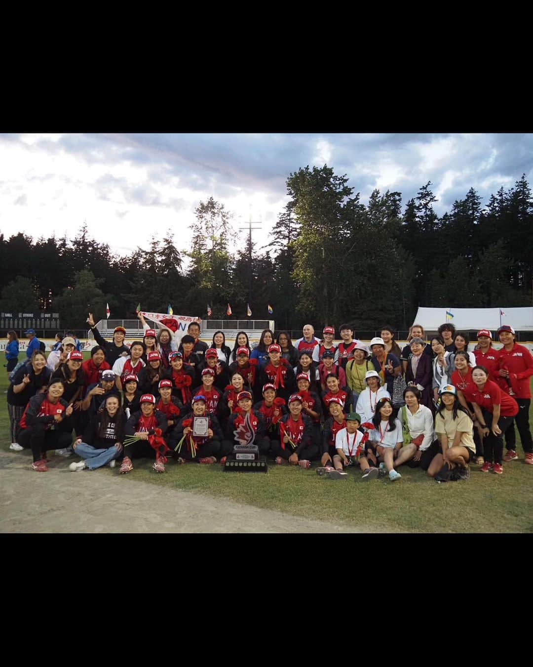 山田恵里のインスタグラム：「🇨🇦🥎2023Canadacup🥎🇨🇦 思い出たくさんカナダカップ🇨🇦 一番の思い出はM先輩を夜中まで待ってて先に寝られたこと。笑 私も海外での試合をたくさん経験させてもらい成長出来たと思っているので、選手の皆さんもたくさんの経験をしてほしいなと思いました！ Canadaのおともだちにもたくさん会えて嬉しい楽しい時間でした☺️🫰 ありがとうございました☺️」