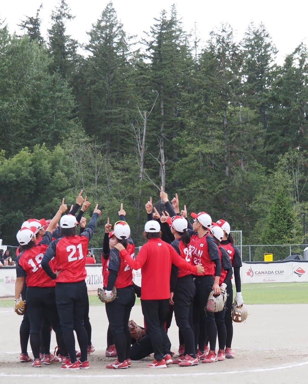 山田恵里さんのインスタグラム写真 - (山田恵里Instagram)「🇨🇦🥎2023Canadacup🥎🇨🇦 思い出たくさんカナダカップ🇨🇦 一番の思い出はM先輩を夜中まで待ってて先に寝られたこと。笑 私も海外での試合をたくさん経験させてもらい成長出来たと思っているので、選手の皆さんもたくさんの経験をしてほしいなと思いました！ Canadaのおともだちにもたくさん会えて嬉しい楽しい時間でした☺️🫰 ありがとうございました☺️」7月28日 13時42分 - eriyamada19