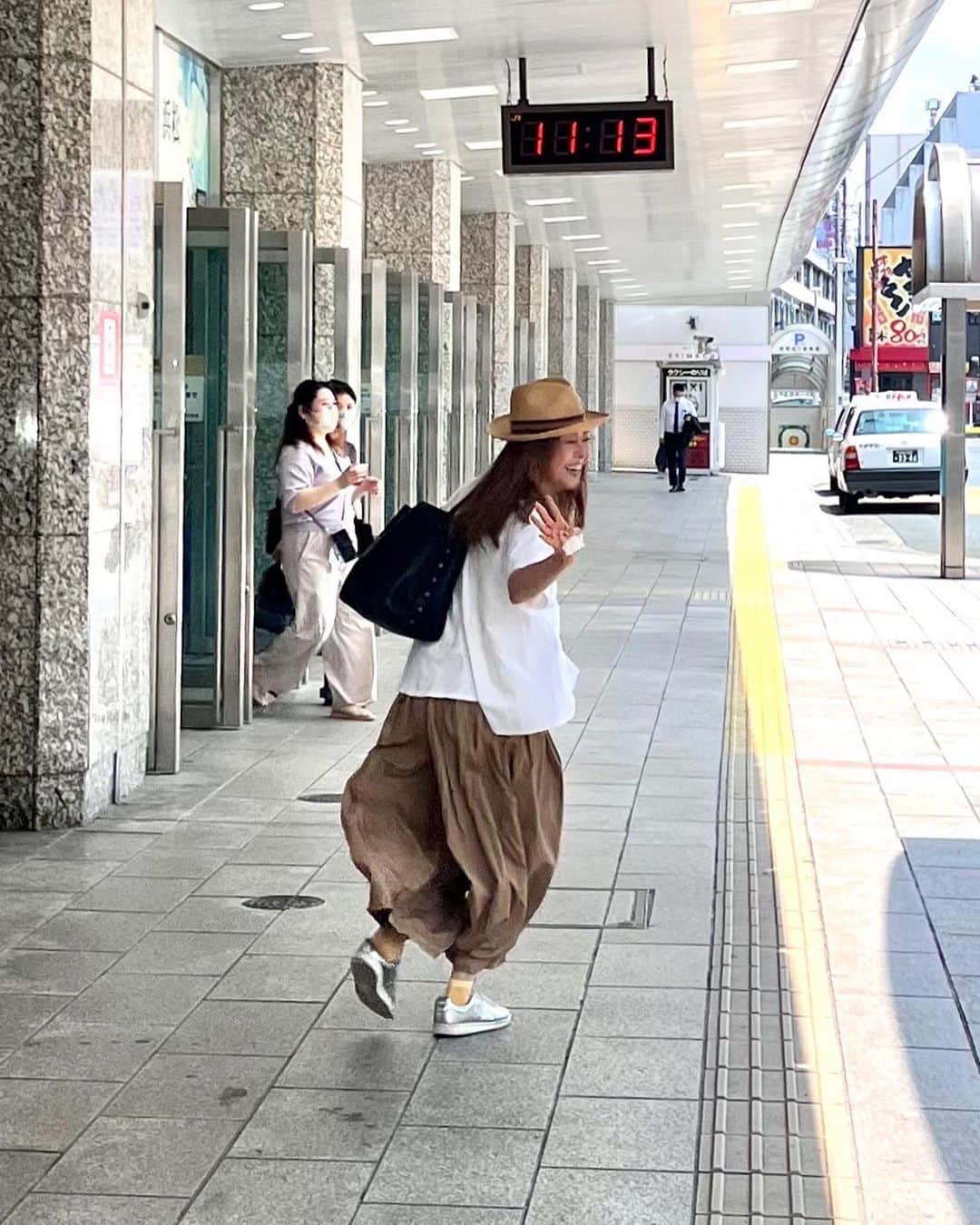 熊谷真実さんのインスタグラム写真 - (熊谷真実Instagram)「東京へ  誰もいないから張り切ってみた。  ちょっと恥ずかしくなった。  今日は東京ヴォードビルのお芝居見に行きます。 座長の，佐藤B作さん 劇団結成50周年！！  とにかく そーゆーわけで行ってきます  #熊谷真実 #東京 #新宿サザンシアター #去年はここに出てたなぁ #なんか懐かしい」7月28日 13時51分 - mami_kumagai310