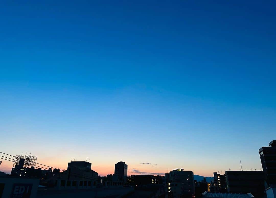 大抜卓人さんのインスタグラム写真 - (大抜卓人Instagram)「いつも早起きなので 朝焼けと 仕事終わりの夕焼けも。 1日の始まりと 締めくくりに こんな彩りで 気分が高まります。 #sunrise #sunset」7月28日 13時51分 - takutoonuki