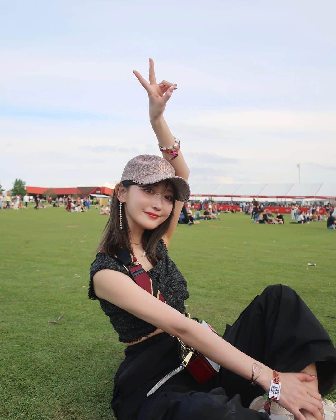 菅野結以のインスタグラム：「FUJI ROCK FESTIVAL '23 本日開幕🎪🪘🧡 @fujirock_jp  ⁡ 今年もトークショーステージ出演します ＂fujirock concierge＂ あした29日(sat)24：00〜 よろず相談所横の特設ステージにて ⁡ 休憩がてらあそびにきてね🍵 毎年ぎりぎりまで遊んでからいくから ずぶ濡れのまま人前にでることにもうなんの抵抗もなし ⁡ 今年は一体どんなミラクルがおきるのか フジロッカー仲間のみなさま 苗場であいましょ🧚🏻🌿 #FUJIROCKFESTIVAL #fujirock #fujirock2023 #fes #crayme #フェスコーデ #フジロック」