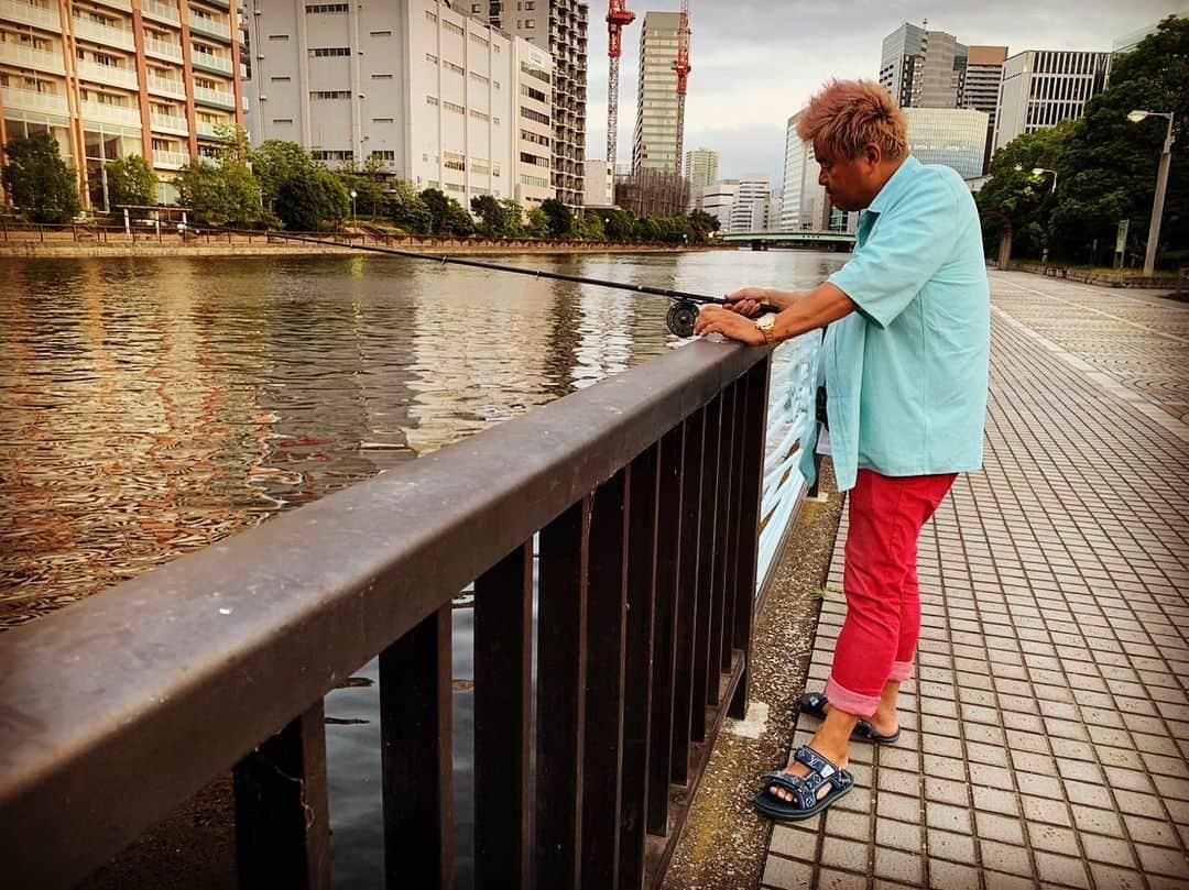 諸星伸一のインスタグラム：「⭐️夏③⭐️  品川で釣るのにわざわざ横浜に釣具と餌買いに行ったよ笑  コウモリ釣ったの人生初🦇笑  #lamborghini #ランボルギーニ #morohoshi #諸星伸一 #fightingstar #ファイティングスター #fsbk #世界最強モロックマ #世界最強諸星一家 #諸星一家 #powercraft  #lexani #lexanijapan #rockford #tokyo #japan  恵比寿にあったチャリカッコよかった✨🚲  三田でお祭りやってた🍉  夏だなぁ☀️」