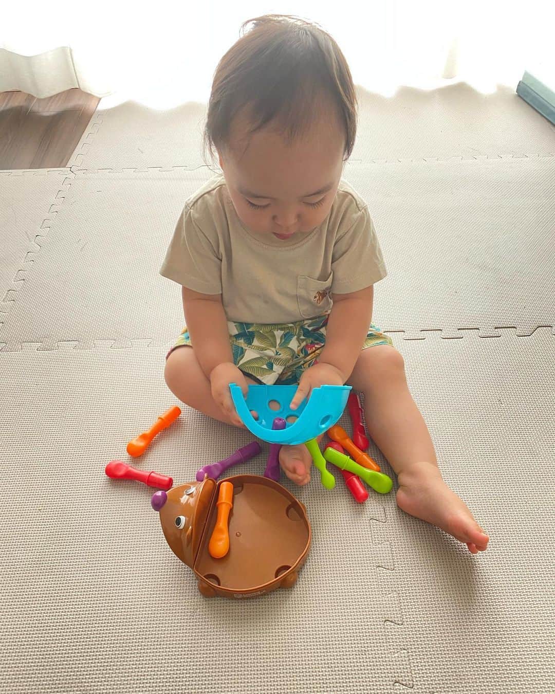 徳重杏奈さんのインスタグラム写真 - (徳重杏奈Instagram)「🧸 おもちゃのサブスク @toysub_kids ⁡ 届いてすぐは「まだ少し早いかな？」と感じるおもちゃもありましたが、二ヶ月共に過ごして遊び方が変わってくるのが分かりました。 ⁡ 音楽に合わせて「いない いない ばあ」をしたり トイサブのおもちゃ同士をコラボさせて遊んだり。 ⁡ 一番たくさん遊んでいたのが 「Spike the Fine Motor Hedgehog」というハリネズミのおもちゃ。 ペグを体に挿して遊びます。 ハリーという名前で呼び、一日一回は自分で持ってきて遊んでいました。 （これは買おうかな…） ⁡ 素敵なおもちゃとの出会い、 楽しい時間をありがとうございます✨ ⁡ ⁡ ⁡ #toysub #トイサブ #知育おもちゃ #pr」7月28日 13時55分 - anna.tokushige