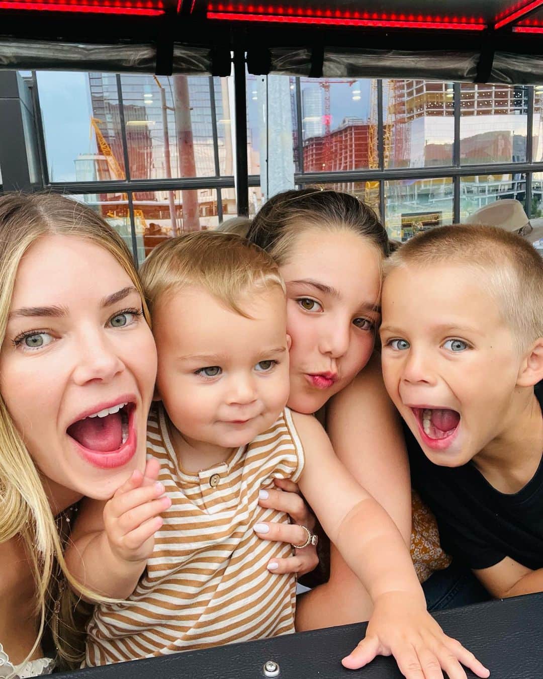 トリ・プラバーのインスタグラム：「Summer lovin🤍」