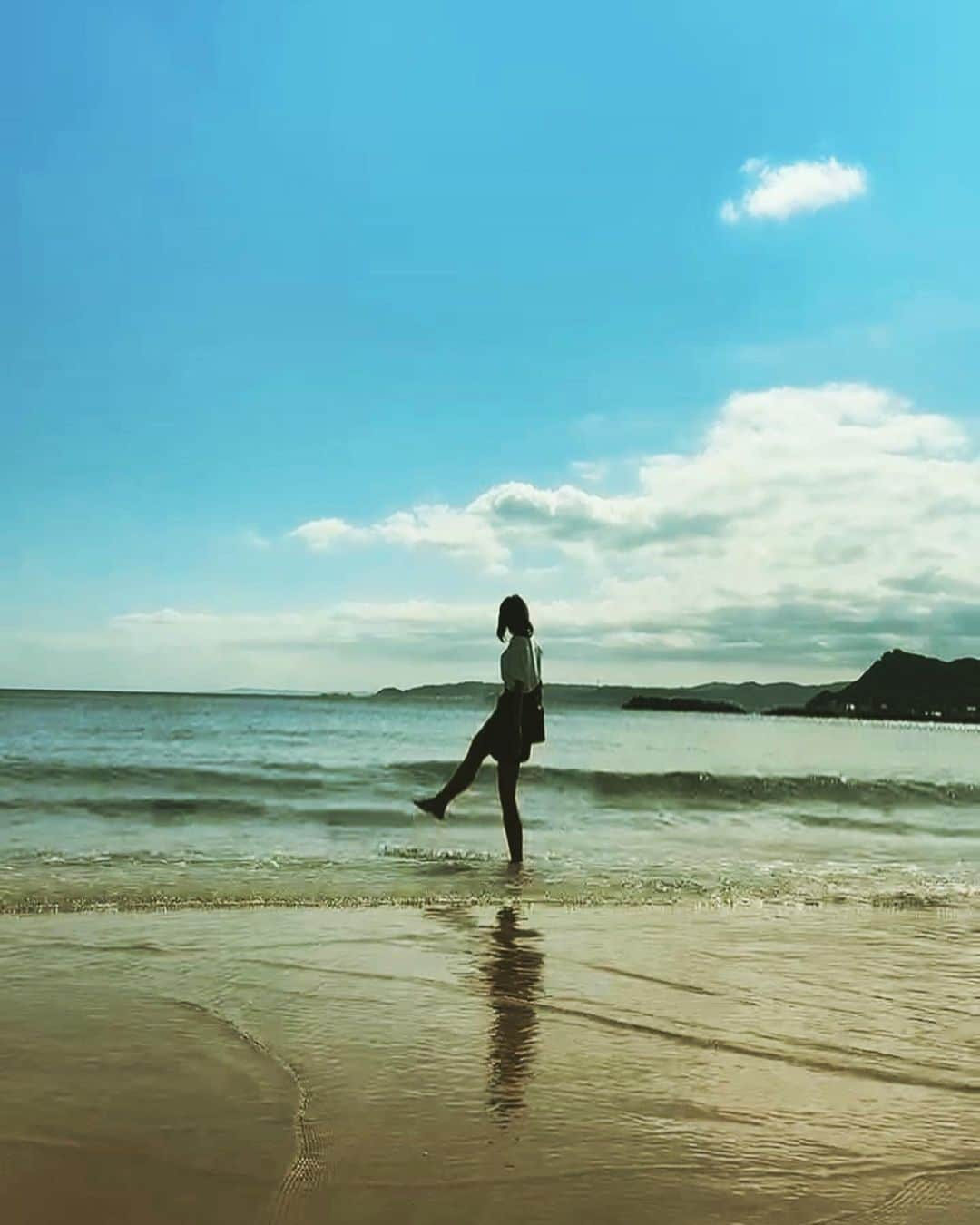 川和真奈美さんのインスタグラム写真 - (川和真奈美Instagram)「さぁ君も夏を冒険しよう！🌊  夏に身を任せて 世間の波も乗りこなし どんな風も飼いならせ 自分で自分の背中を押す 舵をとれ  君だけの夏を見つけよ！  #夏 #summer  #海  #바다 #여름  #旅立ち  #地平線  #수평선  #君たちはどう生きるか  #モデル  #夏きたな  #どんな波も乗りこなす #時代革命  #ワンオク  #ワンオクロック  #oneokrock  #マイファス  #myfirststory  #こいよ」7月28日 14時03分 - kawamana23