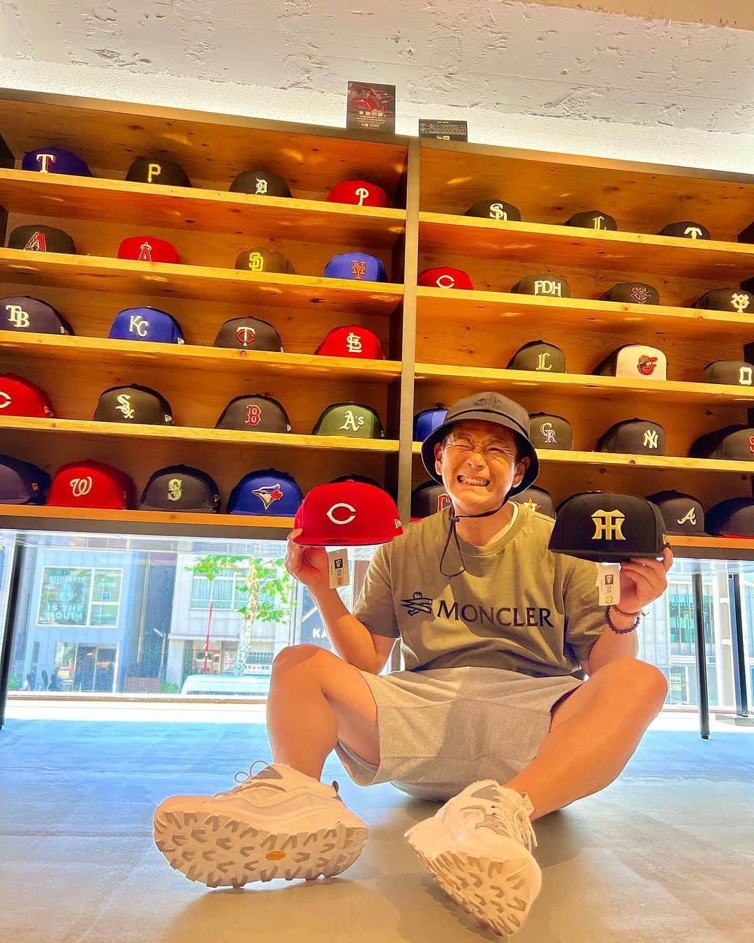 遠藤章造のインスタグラム：「首位攻防⚾️‼️ #遠藤章造#ココリコ#override#帽子#プロ野球#阪神タイガース#広島カープ」
