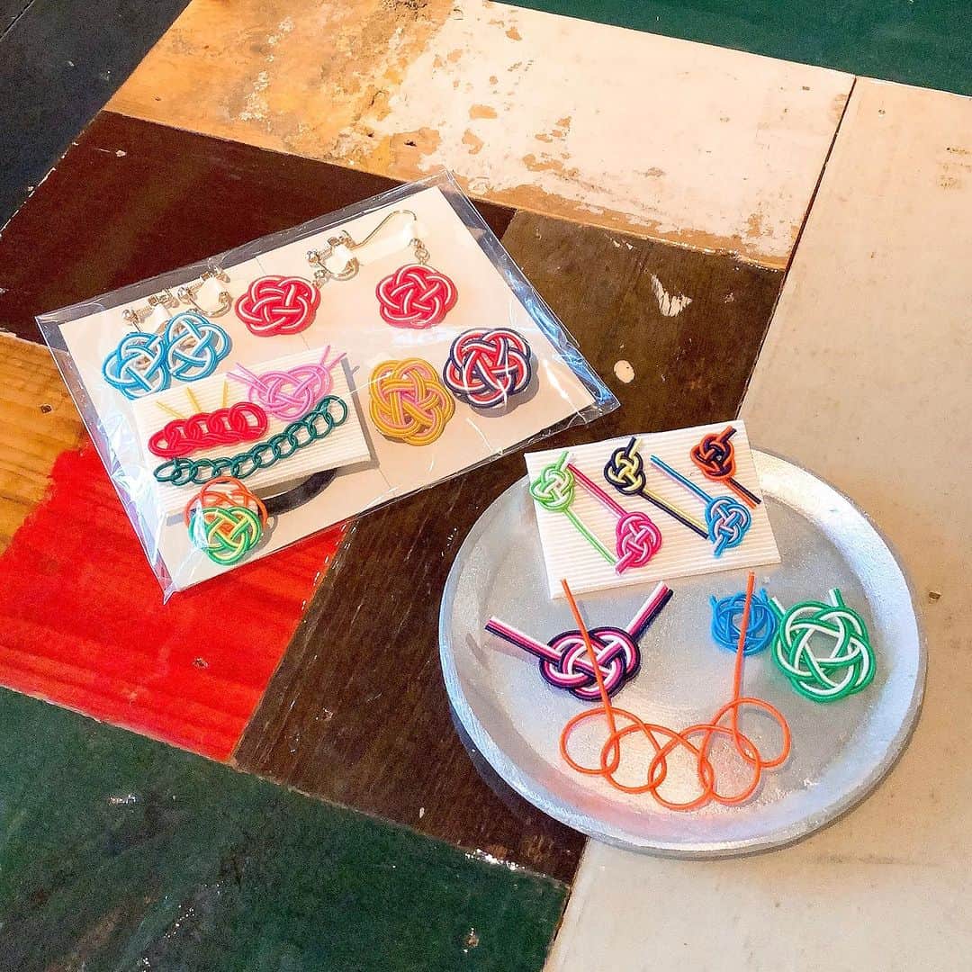 TODAY'S SPECIALさんのインスタグラム写真 - (TODAY'S SPECIALInstagram)「〈WORKSHOP-Futakotamagawa〉 本日二子玉川店では水引アーティストの東郷美栄子さんを講師にお迎えして、「水引のアクセサリーづくり」のワークショップを開催しました。  ご祝儀袋お馴染みの「あわじ結び」の練習からスタートし、「梅結び」を作っていきます。お次は色選び。アレンジの多さにみなさま悩みながらも、素敵な作品に仕上がりました。  #todaysspecial #トゥデイズスペシャル #二子玉川＃玉川髙島屋#ts_report #水引＃水引アクセサリー」7月28日 14時09分 - cibone_ts