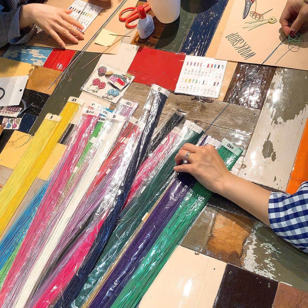 TODAY'S SPECIALさんのインスタグラム写真 - (TODAY'S SPECIALInstagram)「〈WORKSHOP-Futakotamagawa〉 本日二子玉川店では水引アーティストの東郷美栄子さんを講師にお迎えして、「水引のアクセサリーづくり」のワークショップを開催しました。  ご祝儀袋お馴染みの「あわじ結び」の練習からスタートし、「梅結び」を作っていきます。お次は色選び。アレンジの多さにみなさま悩みながらも、素敵な作品に仕上がりました。  #todaysspecial #トゥデイズスペシャル #二子玉川＃玉川髙島屋#ts_report #水引＃水引アクセサリー」7月28日 14時09分 - cibone_ts