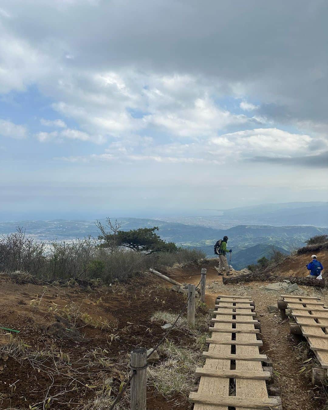 高野桃子のインスタグラム：「いろんな道があっておもしろい⛰🥾 平坦な道20㎞歩くのはきついけど山道ならいけちゃう不思議  #登山」