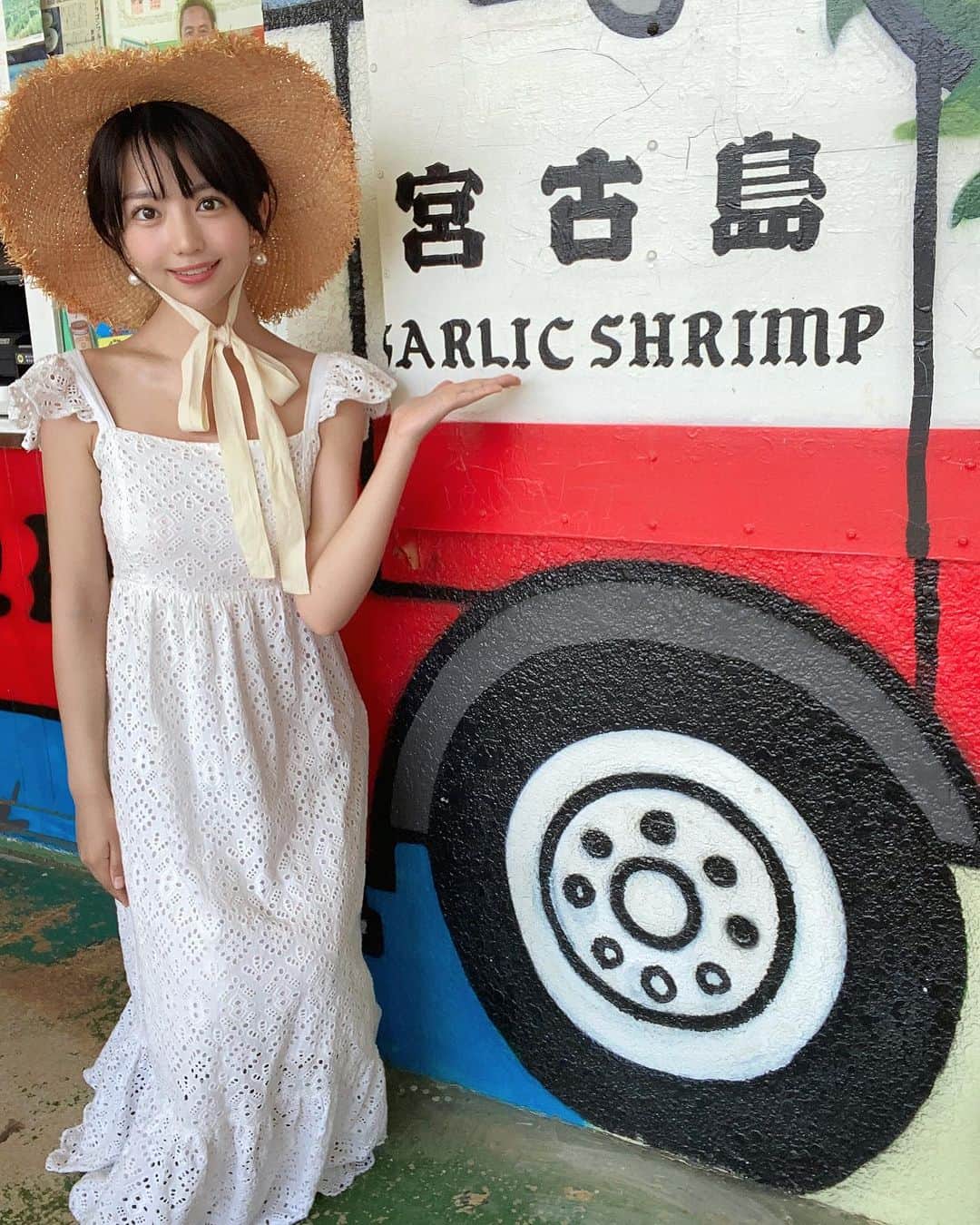 のインスタグラム：「.  佐々木萌香1st写真集「いちばん。」 ついに、明日7/29(土)徳間書店様より発売です。  私にとってこの写真集を発売させて頂けるのは 本当に夢のような幸せな事です。  「単独写真集を発売する」 グラビアを始めた頃から 思い描いていた一つの目標でした。  グラビアを始めたての頃の不安な気持ちを抱いていた自分に 「夢はちゃんと叶うよ」と教えてあげたいです。笑  日頃応援して下さり、萌香と同じ夢を見てくれていた 皆さんのおかげです。 いつも本当に、沢山の応援をありがとうございます！！  .  制作の皆さんにも感謝の気持ちでいっぱいです。 「萌香ちゃんの写真集を作りたい」と 昨年からアプローチして下さった編集部さん。 「アサヒ芸能」の表紙にも何度も選んで下さったり、 いつもいつも、 沢山の愛をありがとうございます。 萌香がずっと食べたがってた置き土産のパンまで買って下さり 最後の最後まで優しさいっぱいで溢れていました。  仲良しメンバーで他の現場でもよく ご一緒するメイクさんとスタイリストさん。 萌香のことを可愛く、輝かしてくれるプロのお二人です。 ちょっとしたことにも気にかけてくれたり お母さんみたいで温かい大好きなお二人。  25歳の今のリアルな自分を 綺麗に写真に残して下さった カメラマンさんとアシスタントさん。 常に現場のムードメーカーでにこにこ笑顔に何度も救われました。 笑顔溢れる撮影現場になりましたね。  最高なご飯を考えて下さったコーディネーターさん。 ご飯美味しくて食べ過ぎちゃいました！ 元気いっぱい撮影できました。  制作のメンバーで打ち合わせも何度も重ね、 最高な写真集にするために 試行錯誤考えてきました。 衣装の雰囲気や撮影ロケーション、 もえかちゃんの好きなものや好きなことを 取り入れさせてあげたいと言ってもらえて 好き放題提案させていただきました🫶🏻🤭。笑  それを実現させてもらえたのだから 本当に幸せで、感謝でいっぱいです。 素晴らしいチームで制作できたこと、この先もずっと私の自慢です！  初めての宮古島は 目に入る景色全てが色鮮やかで、 心弾む1st写真集にピッタリなロケーションでした。  ただただ楽しかったです。 全力で笑って、撮影楽しんでてこんな幸せでいいのかなー？なんて 思ってました。笑  あ、ヘビに追いかけられたのは後にも先にもこの時だけがいいです🐍笑 人生初の蛇に追いかけられる体験でした。笑  いざ撮影始まると夢の時間はあっという間で終わった後も心がふわふわしてました。  写真のセレクトも全て携わりました。 見返すと宮古島の楽しかった記憶が 蘇り、どれも素敵すぎる写真たちに セレクトするのが 本当に難しくて心が折れそうになりながらも 何時間も時間と愛情を費やして写真集を作りました😊  この先、またこんな幸せな機会ってあるのかな。 なんて思ってしまい思い出に浸りながらもこの制作の時間をとても大切にしてきました。  .  いよいよ明日、皆さんの手元にその写真集が届き、見てもらえると思うと震えます。笑 どんな感想を持って見てもらえるのか楽しみです！  この写真集をキッカケに まだまだ萌香の知らない部分も見てもらいたいし 今以上にもっと好きになってあなたにとって「いちばん。」の存在になれたら嬉しいな。  25歳の今の自分。 これを10年、20年後とかの 自分が見た時、どんな気持ちになるんだろう💭  この時の自分輝いてて素敵だな なんて思えたらいいな！  もし萌香が死んだら天国にも持っていきたいくらい 一生の宝物を作って頂けました。 愛が沢山詰まった大切なこの作品を 1人でも多くの人に届けられたら嬉しいです。  あなたのいちばん  ━━━━「いちばん。」  . #佐々木萌香 #写真集 #いちばん。 #萌香がいちばん。 #グラビア #グラビアアイドル #宮古島 #miyakojima」