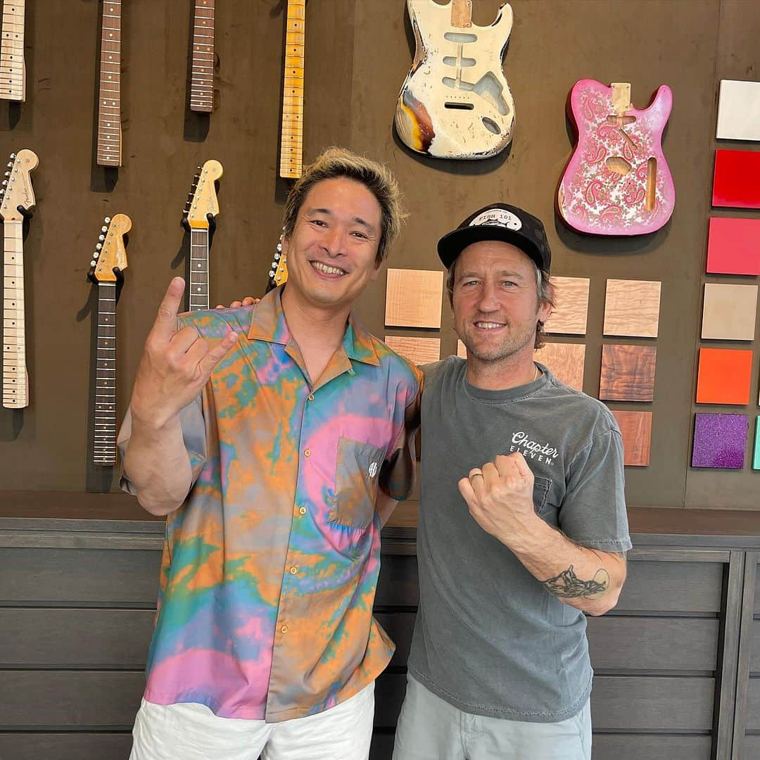 井手大介のインスタグラム：「フジロック2日目ヘッドライナーで来日した #foofighters のギタリストChris Shiflett @shifty71 さんとトークショーをしました。原宿に出来たばかりのFender Flagship Tokyoにてクリスのシグニチャーモデルの #telecasterdeluxe について根掘り葉掘り深掘りトーク。フーファイターズのギタートーンのことやカスタマイズなどオタクムフムフトークめっちゃ楽しかったぜ。 Thanks Chris for a great time and wonderful live performance. Rock on at #fujirock !」