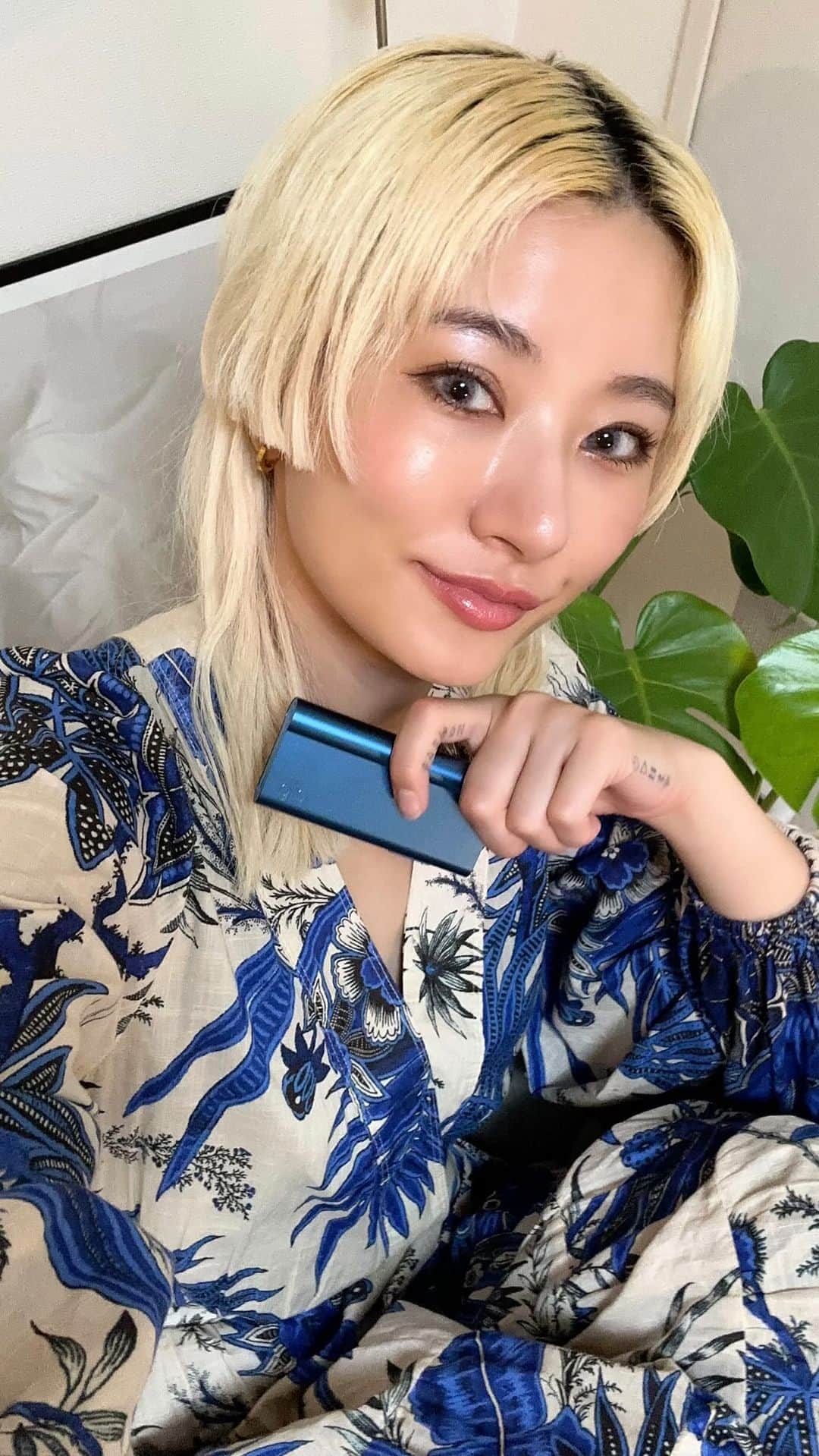 中川友里のインスタグラム：「new✨　gloからギフトが届いた👀🎁✨  この夏の @fujirock_jp で、ともに旅をします🐶  新しいデバイスがめちゃくちゃ軽い..!🎯✨  スリムでどこにでも持ち運びしやすいスタイリッシュ&ボックスセット💓🫣✨  明日からリフレッシュ苗場の山⛰️🏔️にこもります🗽✨ 旅の仲間はコレ✨  #glohyperairworld @glo.japan」