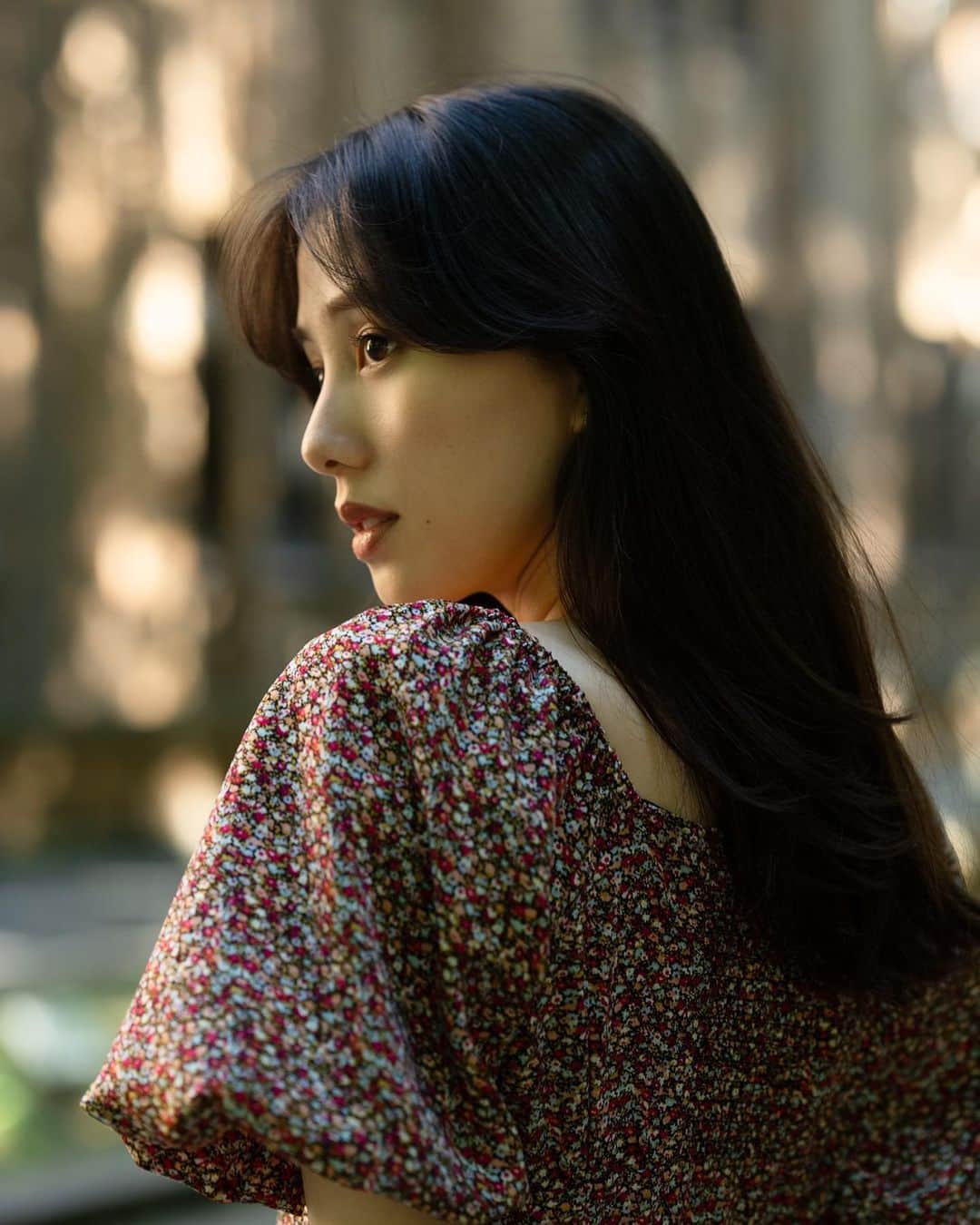 奥村真友里のインスタグラム：「素敵に撮って頂きました📷  この日もめちゃくちゃ暑かった🫠  photo @kiyoshi.yamauchi   #photography#portrait  #shooting#model#japan #撮影#作品撮り」