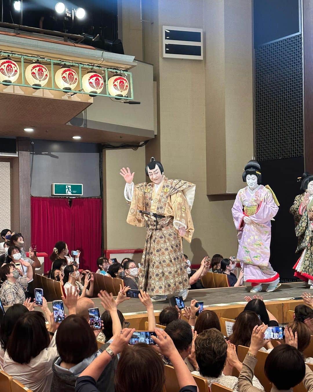 沖田杏梨さんのインスタグラム写真 - (沖田杏梨Instagram)「新橋演舞場で刀剣乱舞の新作歌舞伎の大千穐楽を鑑賞してきました〜👏✨ 日本の人気ゲームと伝統ある歌舞伎のコラボ。 カッコ良いし、美しいし、歌舞伎ならではの演出と言葉の数々も面白いし、和楽器による日本人は非常に心地よく感じる演奏と、演出と最高に面白かったです🎵 歌舞伎仲間の佐山ちゃん(L.V)　@ai_sayama0108 と✨  実は何度も歌舞伎デートしてます笑 次もひたすらに楽しみであります🎵  観光で日本に来る方、ぜひ足を伸ばして見てください✨  I saw a great new Kabuki performance of Tokenranbu at Shinbashi Enbujo 👏✨. Is it called Super Kabuki? A collaboration between a popular Japanese video game and traditional but latest kabuki. It was beautiful, and the performance and language were interesting and unique to Kabuki, and the Japanese people felt very comfortable with the Japanese instruments 🎵. With fellow Kabuki: Sayama-chan (L.V.) @ai_sayama0108 ✨.  We've actually had many kabuki dates lol. I'm just looking forward to the next one 🎵  If you're coming to Japan as a tourist, please stretch your legs and see ✨  #kabuki #新橋演舞場 #刀剣乱舞 #刀剣乱舞歌舞伎」7月28日 14時20分 - anri_okita