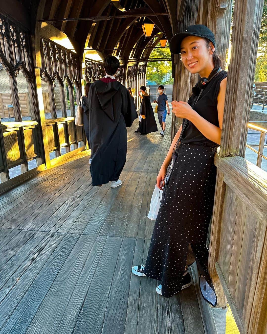鮎川桃果のインスタグラム：「📍Warner Bros. Studio Japan  前情報なしで行ったら、心の準備の数億倍の興奮と感動の場所だった‼︎  すごい場所が出来てたよ 映画の再現もすごくてどっぷり浸かれるし、映画制作の裏側が私には刺激的。 プロの集団でつくりあげる、細かいこだわりによって、あの世界観ができる🧙 私もお芝居精度と濃度あげていきたいって背筋伸びた。ここでそんな事を思うなんて。笑  ローブとか杖とか皆んな持ってたよ笑  何があるか調べたら出るんだろうけど、ちょっと内緒にしとくから、皆行ってみてって気持ち。笑  #herrypotter #wb #warnerbros #warnerbrosstudios #warnerbrosstudiojapan #japan」