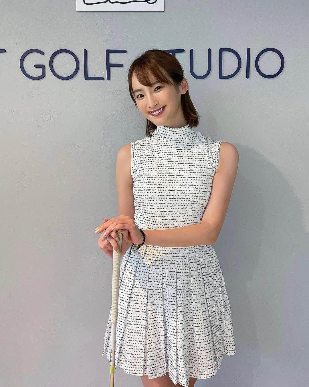 岩佐しおりさんのインスタグラム写真 - (岩佐しおりInstagram)「先日のゴルフ撮影で着用したお気に入りのウェア⛳️今季の @muta__official 🌼セットアップはやっぱり間違いないね🫶🏽同じ柄のバイザーもgetしたから今度それも付けてゴルフ行く🌈🌈  👗 @muta__official  📍 @gt_golf_studio   #ゴルフ女子 #ゴルフ #ゴルフ好き #ムータマリン #ムータ #ゴルフウェア #ゴルフ女子コーデ #ゴルフ練習 #シミュレーションゴルフ」7月28日 14時23分 - i_am_shiorin