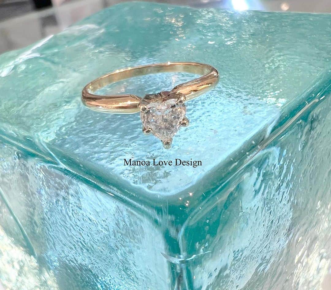 Manoa Love Design Hawaiiのインスタグラム：「Forever Love Heart shape diamond ring✨🤍  #manoalovedesign #foreverlove #heartshapediamond #loveislove #manoa#love#lovering #iloveyou #waikiki#honoluluhawaii #hawaiivacation #diamondring #jewelryshop #onlyone#マノアラブデザイン#ラブ#愛#ラブリング#永遠の愛 #愛してる #ジュエリーショップ#ジュエリーブランド#メイドインハワイ#ワイキキ#ハート」