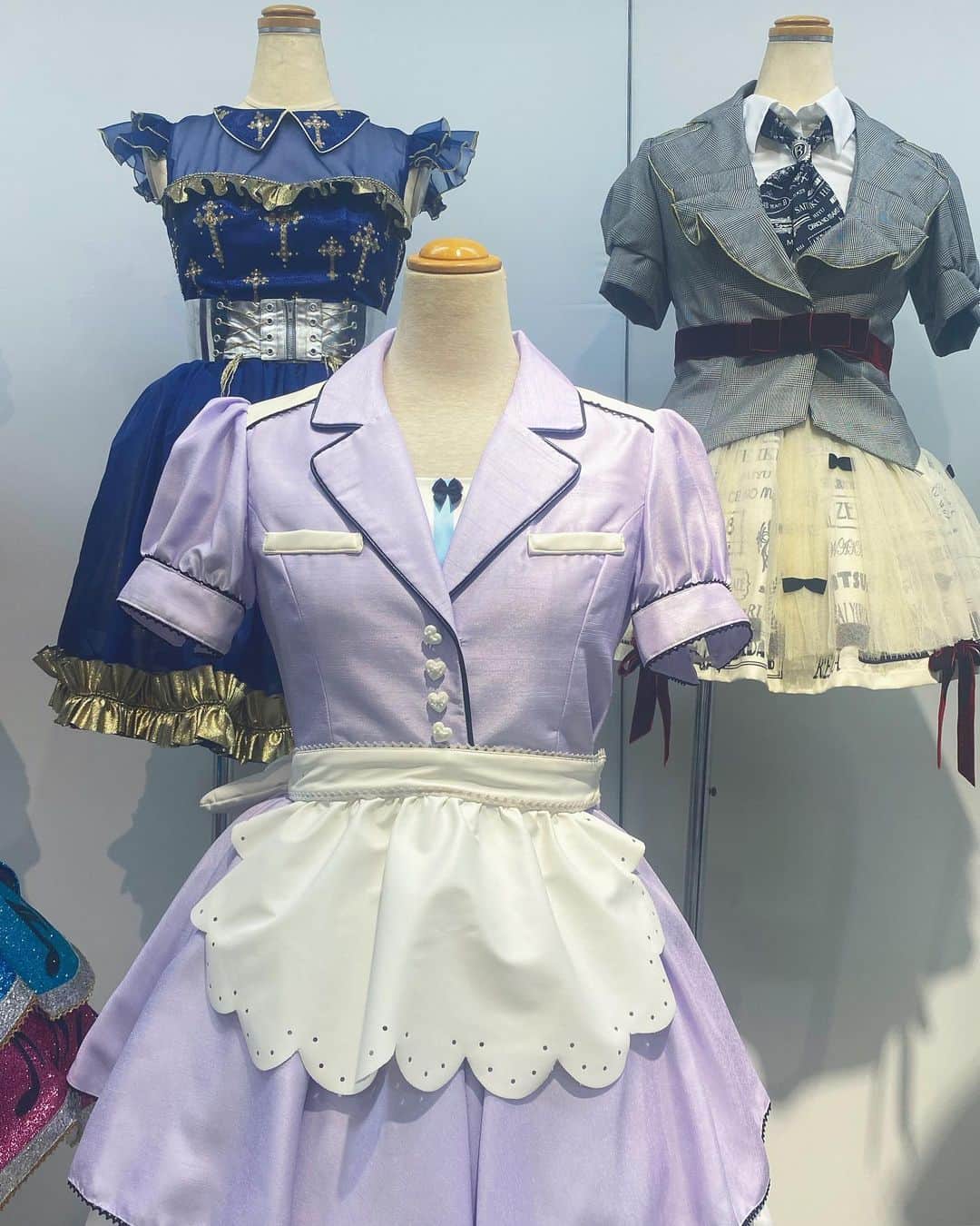 名取稚菜のインスタグラム：「♛︎ ⁡ teamB衣装👗 ⁡ エモい…🥺♡ ⁡ コンサートを思い出します🎀 私のお気に入りは後ろの2つ！ ⁡ 右の衣装のスカートとネクタイには、 メンバーそれぞれの名前が 違うフォントでプリントされてるよ😌 ⁡ 流石オサレさん👏 細かい所まで素晴らしいです✨ ⁡ ⁡ #AKB48大衣装展 #AKB48ナツマツリ #大丸東京店 #オサレカンパニー ⁡ ⁡ ⁡ ⁡」