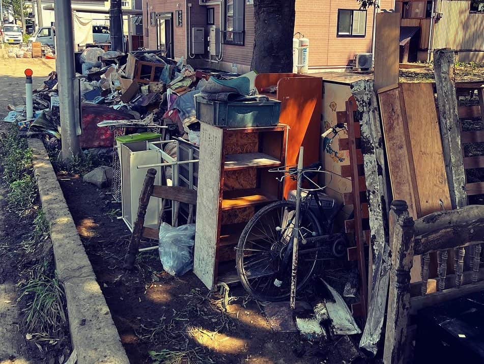 松本英子のインスタグラム：「地元秋田の災害ボランティアへ、 弾丸２日間行って来ました。  まず今回の件についてSNSに記すべきかとても悩みました。でもちゃんと伝えなければ誰にも知られないままに復興が遅れるし、発信を誰か任せにしてもそれじゃ何一つ前進しないなと思ったので、私なりの現場の今の状況を記すことにしました。  そして、あらためて東京に帰って来てショックに思ったのは、すでに全国報道がされなくなった為に、みんな秋田の豪雨災害は落ち着いたんだろうな、、という理解でいたこと。やはり、発信が圧倒的に足りな過ぎるんです（泣）《長文になりますが、少しでも秋田の今を知って頂けたらありがたいです！》  キャプションが長過ぎて、そのまま投稿出来なかったので、本文はfacebookにて。  https://m.facebook.com/story.php?story_fbid=pfbid0kvQhtNADJpbjehUWTpP4UL71XgQwk44pga6inSE6THpWEcf1ErZvdvyKwgiqYR2vl&id=100002213470089  #秋田 #AKITA #豪雨災害」