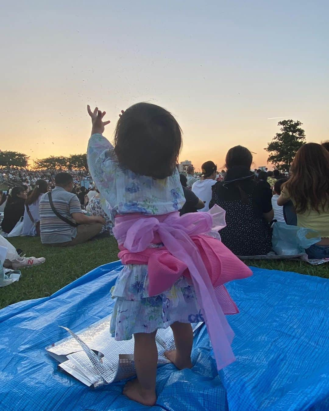 葵ゆりかさんのインスタグラム写真 - (葵ゆりかInstagram)「葛飾の花火大会🎆 めちゃくちゃ綺麗だった〜😍💕　  姫👶は花火初めてだったけど、好きみたいで手叩いて楽しそうだった❤️  早めに行って、人が引いてから帰ったけど、お友達と一緒だと楽しくてあっという間🥂✨💕  #葛飾納涼花火大会 #花火大会　#花火　#hanabi #浴衣　#浴衣女子　#乾杯　#子連れお出かけ」7月28日 14時39分 - yuriyuricchi