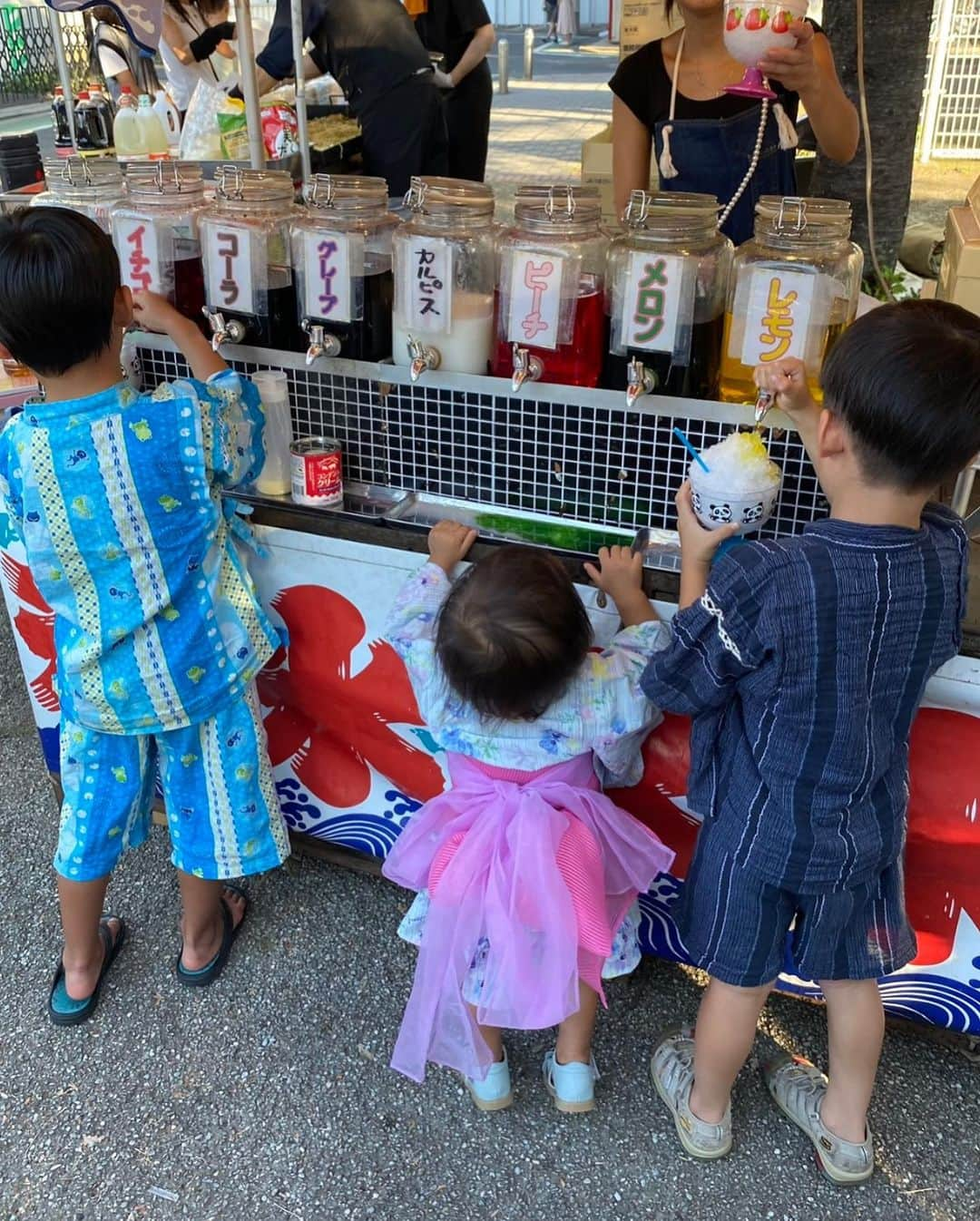 葵ゆりかさんのインスタグラム写真 - (葵ゆりかInstagram)「葛飾の花火大会🎆 めちゃくちゃ綺麗だった〜😍💕　  姫👶は花火初めてだったけど、好きみたいで手叩いて楽しそうだった❤️  早めに行って、人が引いてから帰ったけど、お友達と一緒だと楽しくてあっという間🥂✨💕  #葛飾納涼花火大会 #花火大会　#花火　#hanabi #浴衣　#浴衣女子　#乾杯　#子連れお出かけ」7月28日 14時39分 - yuriyuricchi