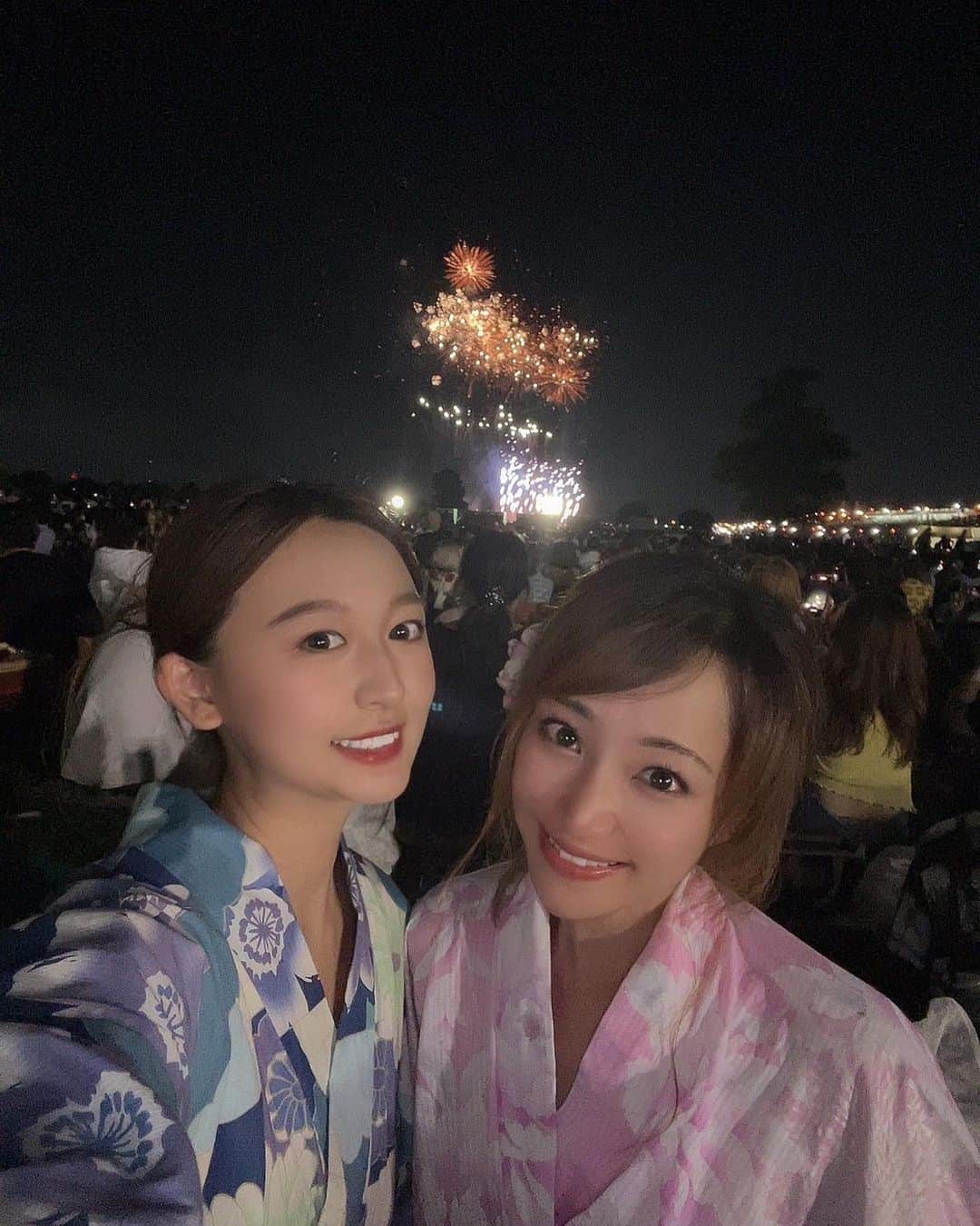 葵ゆりかのインスタグラム：「葛飾の花火大会🎆 めちゃくちゃ綺麗だった〜😍💕　  姫👶は花火初めてだったけど、好きみたいで手叩いて楽しそうだった❤️  早めに行って、人が引いてから帰ったけど、お友達と一緒だと楽しくてあっという間🥂✨💕  #葛飾納涼花火大会 #花火大会　#花火　#hanabi #浴衣　#浴衣女子　#乾杯　#子連れお出かけ」