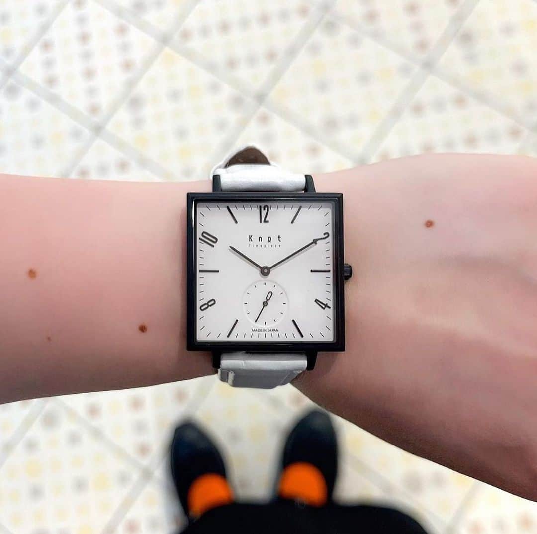 Maker's Watch Knotのインスタグラム：「こんにちは！ ニュウマン横浜ギャラリーショップの松橋です🐨 関東も梅雨が明けて、いよいよ夏本番です🌵  今回は夏でも合わせやすいモノトーンカラーでカスタムしてみました◎ ストラップを白系にするだけで明るい印象になるので、おすすめです😉  ストラップは汗水に強い防水レザーなので、今の季節でも安心してお使いいただけます👌  店頭ではご試着していただくこともできます！ 皆様のご来店を心よりお待ちしております🌷  時計：スクエア(SQ-32BKWH) ストラップ：防水レザー(TWP-16WH) バックル：EB-16BK  #knotwatch #watch #wristwatch #madeinjapan #japantravel #japantrip #yokohama #ノット#時計 #腕時計#国産時計 #カスタムオーダー #newoman横浜　#newoman #横浜#손목시계 #맞춤형 #오모테산도#手表#定制」