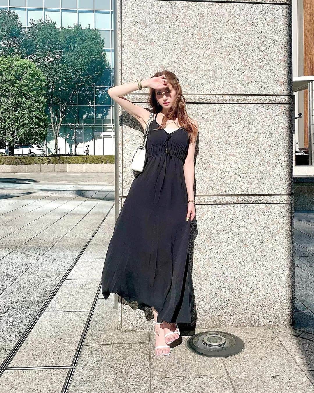 加賀美早紀のインスタグラム：「日差しカンカンの中 すずしんぼワンピで登場です👗  通気性良き◎ インナーベアもサンダルも全てSHEIN  @shein_japan #SHEINadornlife #fashion #ootd」