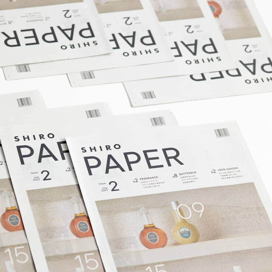 shiroさんのインスタグラム写真 - (shiroInstagram)「「SHIRO PAPER Issue2」配布のお知らせ  現在、SHIROから発行している「SHIRO PAPER Issue2」を全国直営店舗にて配布しています。  今回はSHIROのフレグランス特集です。 ヒストリー企画では、限定フレグランス年表や「サボン」の香りがどのように誕生したかを振り返っています。他にも、SHIROスタッフのフレグランスとの出会いやおすすめの使い方などを紹介しているので、きゅんとする香りの使い方を見つけてくれたら嬉しいです。  そして素材の生産者さんを訪ねる旅では、ラワンぶきをいただいている北海道足寄町の鳥羽農場さんへ。見開きいっぱいにラワンぶきが広がる農場の写真が見どころです。  「SHIRO PAPER EARTH」では、千葉県鴨川市でハーブとエディブルフラワーを栽培する苗目さんをご紹介。香りが揃う畑や里山に伺い、自然の循環や人との繋がりへの考え方など、SHIROとの共通点も発見した旅になりました。  SHIROオンラインストアでも公開していますので、紙面でもウェブでもぜひ読んでみてください。  #SHIRO #SHIROPAPER #SHIROfragrance #butterbar #ラワンぶき #harbgarden #naeme」7月28日 14時51分 - shiro_japan