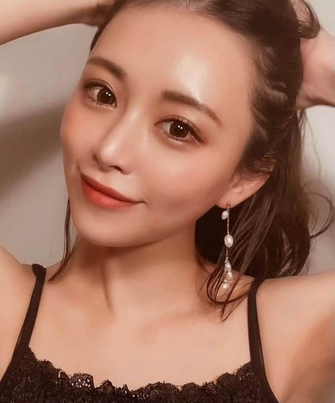 山本彩未のインスタグラム：「. 着用写真もこれからたくさんあげていきます😽⭐️ . これはピアスもイヤリングもあり🥰 . @luuna_bijou 🤍 . . リピートしてくれる人が多くて嬉しい❤️‍🔥 . . . #メイクアップ#アイメイク#アイシャドー#アートメイク#パールピアス#淡水パール#アシンメトリーピアス#ルウナ#luuna」