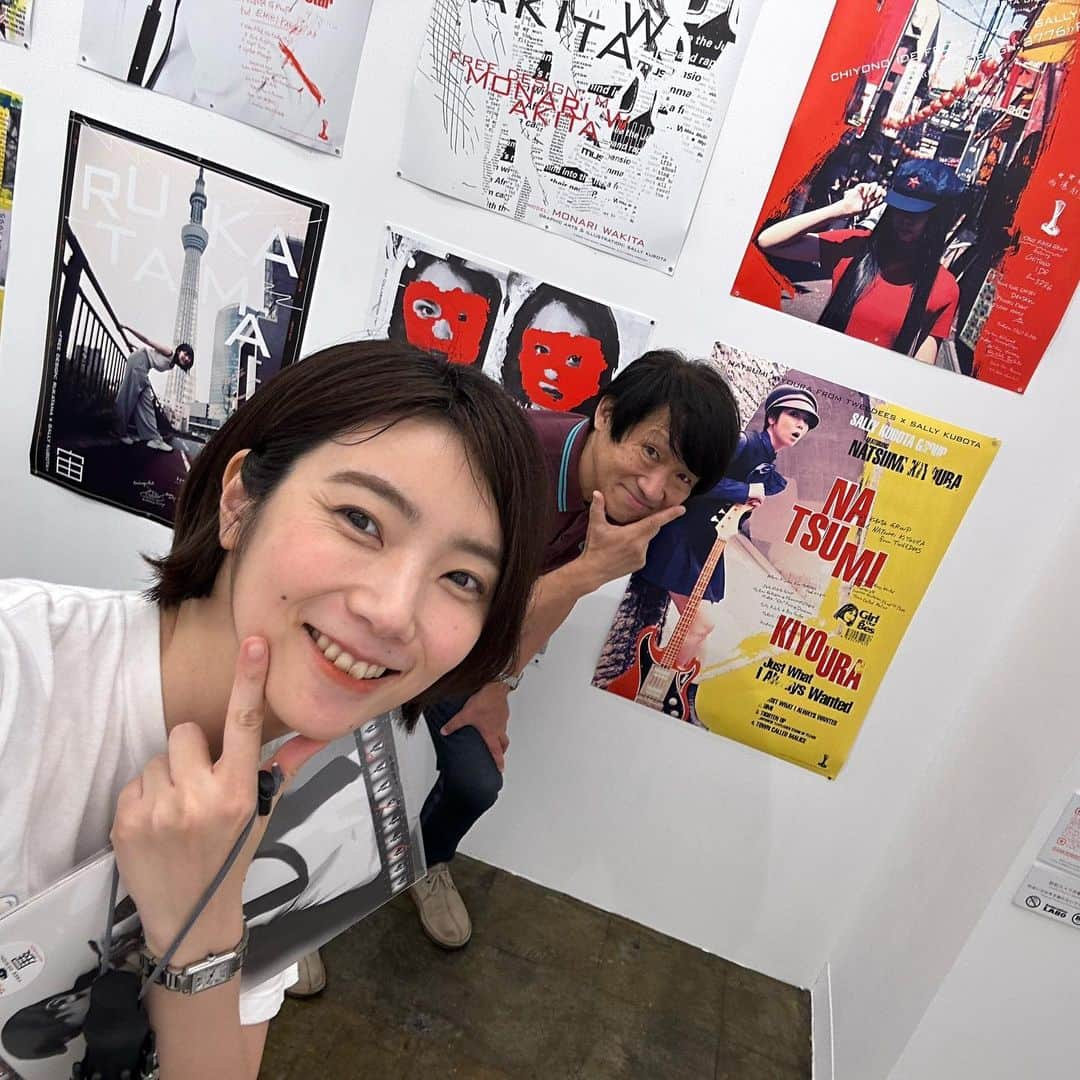 清浦夏実のインスタグラム：「この日は個展巡りの日。  「サリー久保田　FREE DESIGN: 展」を観にHMV record shop渋谷へ。星野みちるちゃん、脇田もなりちゃん、加納エミリちゃん、井出ちよのちゃんといった歌姫たちや、黒一点のオリさんも、サリーさんワールドの登場人物に。ポスターはそれぞれ一点もので販売中とのことですが、この個展のためにリアレンジされたものだったので私も欲しくなりました。ちなみに私のポスターは売れてしまったそう。ありがとうございます。 8月1日(火)まで開催されているとのことなので、皆様も是非。  そして恵比寿の弘重ギャラリーに松田忠雄さんと小池里奈ちゃんの個展を観に行きました。里奈ちゃんに会うのはドラマ版の美少女戦士セーラームーンの現場以来なのでおよそ20年ぶり。(私はそもそもお芝居もしていたという説明もしなくてはならないけれど今回は割愛)大人の女性にこんなことを言うのはなんですが、大きくなられて…！！当時彼女は小学生、私は中1なりたて。いやはや感慨深いものがありました。ポーズに胸熱。ちなみに私は本編では変身しませんがつられてつい…。自分の撮影が俄然楽しみになった展示でした。  #清浦夏実 #サリー久保田 #サリー久保田グループ #星野みちる #脇田もなり #井出ちよの #小里誠 #松田忠雄 #小池里奈 #セーラームーン #ルナ #渋谷 #恵比寿 #HMV #弘重ギャラリー #個展」