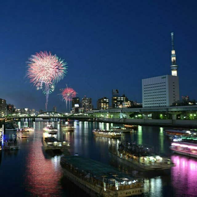 オズモール編集部さんのインスタグラム写真 - (オズモール編集部Instagram)「【打ち上げ数1万発以上！東京で開催される迫力の花火大会5選】 夏の風物詩といえば花火大会🎆今回は、1万発以上の花火が打ち上がる見応え満点の東京の花火大会をピックアップ✨暑さ対策をしながら、圧倒的な迫力ときらめく美しさに酔いしれて💘 . ----------- 📸2枚目 第46回隅田川花火大会（東京都・墨田区） ▪開催場所 第一会場：桜橋下流～言問橋上流、第二会場：駒形橋下流～厩橋上流 @sumida_river_fw  ▪開催日程 2023/7/29（土）※荒天等のため実施できない場合は中止  ▪開催時間 第一会場：19:00～20:30、第二会場：19:30～20:30  ▪打ち上げ数 計約2万発（第一会場9,350発・第二会場1万650発） . 📸3枚目 第48回江戸川区花火大会（東京都・江戸川区） ▪開催場所 江戸川河川敷（都立篠崎公園先）  ▪開催日程 2023/8/5（土）※悪天候の場合は中止  ▪開催時間 19:15～20:30  ▪打ち上げ数 1万4000発 . 📸4枚目 第64回いたばし花火大会（東京都・板橋区） ▪開催場所 板橋区荒川河川敷 @itabashi_hanabi  ▪開催日程 2023/8/5（土）※荒天の場合は中止  ▪開催時間 19:00～20:30  ▪打ち上げ数 1万3000発 . 📸5枚目 2023神宮外苑花火大会（東京都・新宿区） ▪開催場所 明治神宮外苑（神宮球場、秩父宮ラグビー場） @jinguhanabi  ▪開催日程 2023/8/12（土）※雨天時は翌13日（日）に順延  ▪開催時間 19:30～20:30  ▪打ち上げ数 約1万発 . 📸6枚目 調布花火2023（第38回調布花火）（東京都・調布市） ▪開催場所 【有料席・協賛者席・招待者席】布田会場、京王多摩川会場、電通大グランド会場 【自由観覧エリア】布田会場、京王多摩川会場ほか @chofu_hanabi  ▪開催日程 2023/9/24（日）※荒天の場合は中止  ▪開催時間 18:30～19:30（開会式18:10～）  ▪打ち上げ数 約1万発 ----------- . 詳しくは「OZmall　東京　花火　1万発以上」で検索してみてくださいね。 花火大会の情報をもっと見たい人は @ozmall_editors をチェック！ . 写真提供/隅田川花火大会（2枚目）、江戸川区花火大会（3枚目）、いたばし花火大会（4枚目）、神宮外苑花火大会（5枚目）、調布花火（6枚目） . #オズモール #花火大会 #夏 #夏祭り #夏イベント #花火 #隅田川花火大会 #江戸川区花火大会 #いたばし花火大会 #神宮外苑花火大会 #調布花火」7月28日 15時01分 - ozmall_editors