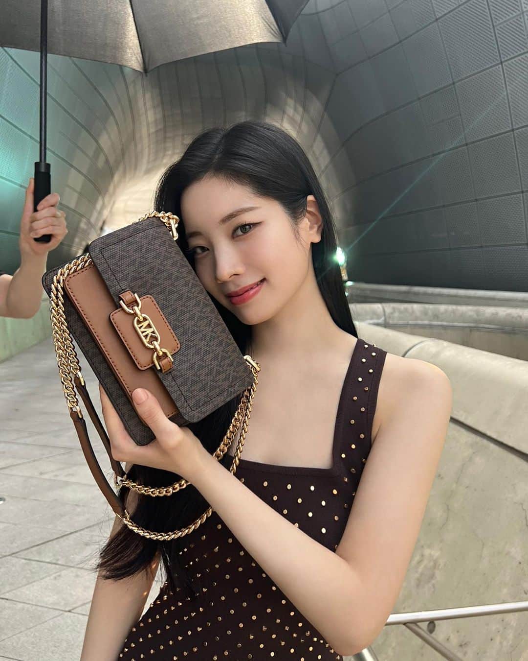 ダヒョンのインスタグラム：「@michaelkors🤎」