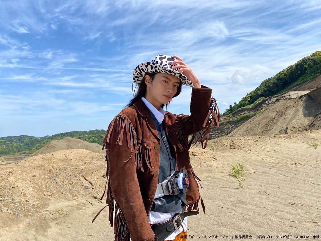 のインスタグラム：「劇場版  「仮面ライダーギーツ4人のエースと黒狐」  本日から公開です！  僕たちの集大成でもあるこの映画は  笑顔になれる事はもちろん  仮面ライダーギーツを通して  みなさんに伝えたい メッセージがこめられてる作品です！  是非劇場でお楽しみください！  カウボーイ道長も  目に焼き付けてください👀  映画館で待ってるよー！  #杢代和人  #仮面ライダーギーツ」