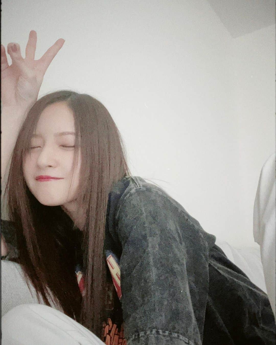 金川紗耶のインスタグラム：「古着っぽい金川  #乃木坂46  #金川紗耶  #sayagram  #古着っぽいお洋服 #ストリート  #メガネ」