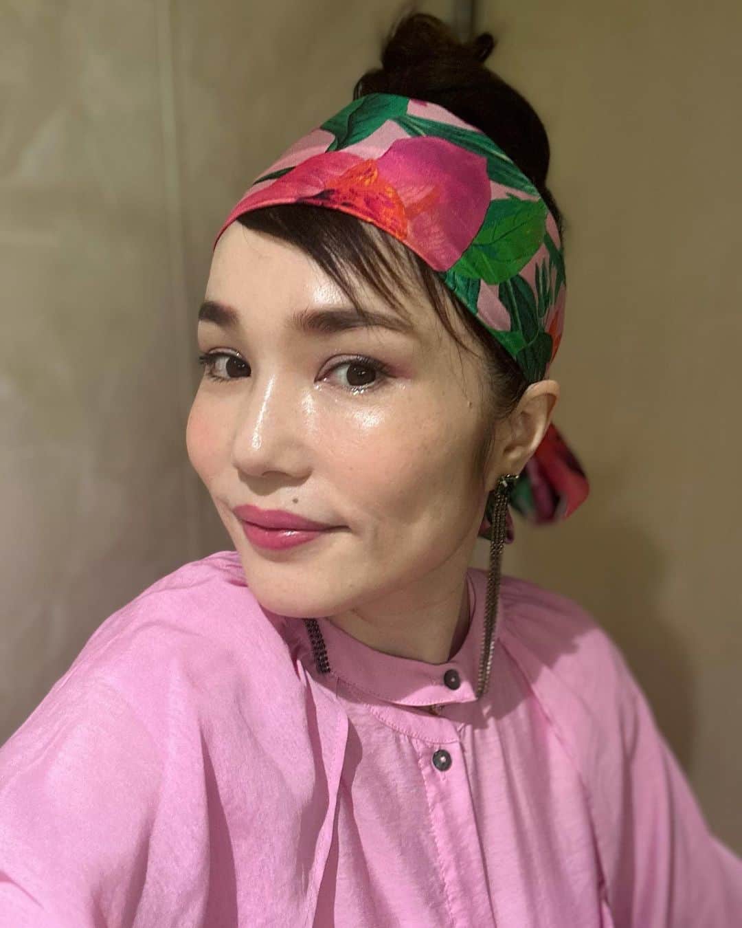 平野ノラのインスタグラム：「💄ヘアメイクが自前の仕事の時 メイクは出来てもヘアアレンジが出来ないので動画で研究👩🏻‍🎤 ポニーテールした毛を少し前に持ってきて前髪にする 残った髪でお団子にしてスカーフ巻いてみた🌸 今回は忍者みたくならず成功🥷  荷物になるのと時短でコテを使わずに簡単アレンジ研究中🧚‍♀️ 暑いからやっぱアップスタイルだわね🪮🪭  #簡単アップスタイリング  #無敵の生み出したい」
