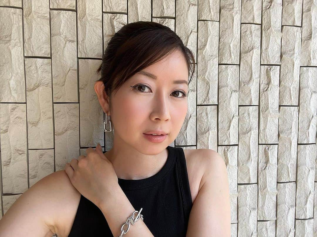 藤本恵理子さんのインスタグラム写真 - (藤本恵理子Instagram)「I’ve got new collection of @lohmejewelry. Finally I got ear pierced,so I am collecting earrings🤩  先日の展示会で頼んでいたロームジュエリーのピアスとブレスレットが届きました。 40歳を過ぎてピアスホールを開けたので、今さらながらですがかわいいピアスを集めるのが楽しい。  どれも素敵で選ぶのが大変でしたが、今回はボリュームのあるシルバーのピアスとブレス、華奢だけど大ぶりピアスをオーダーしてみました。 この夏たくさんつけるつもりです。 #jwerly #lohmejewelry #ootd #earings #earingslover #blacelet #fashion #ピアス　#ブレスレット　#アクセサリー」7月28日 15時17分 - eriko_fujimoto_0802