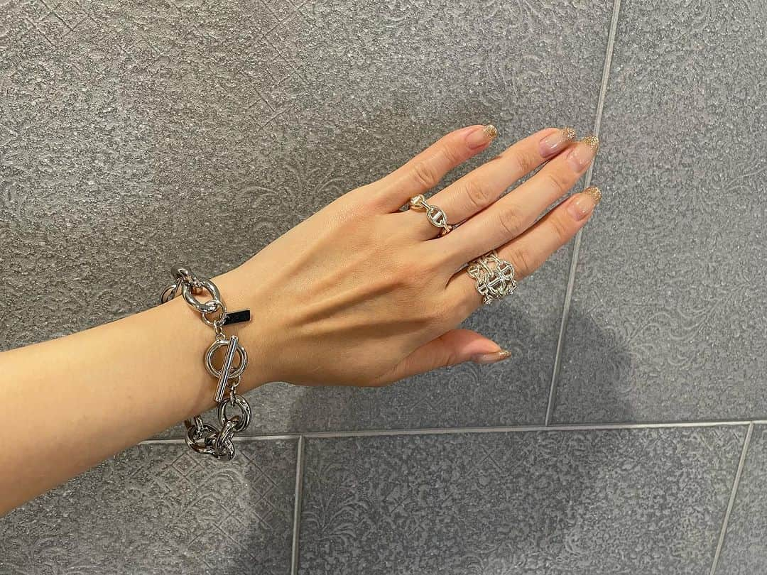 藤本恵理子さんのインスタグラム写真 - (藤本恵理子Instagram)「I’ve got new collection of @lohmejewelry. Finally I got ear pierced,so I am collecting earrings🤩  先日の展示会で頼んでいたロームジュエリーのピアスとブレスレットが届きました。 40歳を過ぎてピアスホールを開けたので、今さらながらですがかわいいピアスを集めるのが楽しい。  どれも素敵で選ぶのが大変でしたが、今回はボリュームのあるシルバーのピアスとブレス、華奢だけど大ぶりピアスをオーダーしてみました。 この夏たくさんつけるつもりです。 #jwerly #lohmejewelry #ootd #earings #earingslover #blacelet #fashion #ピアス　#ブレスレット　#アクセサリー」7月28日 15時17分 - eriko_fujimoto_0802