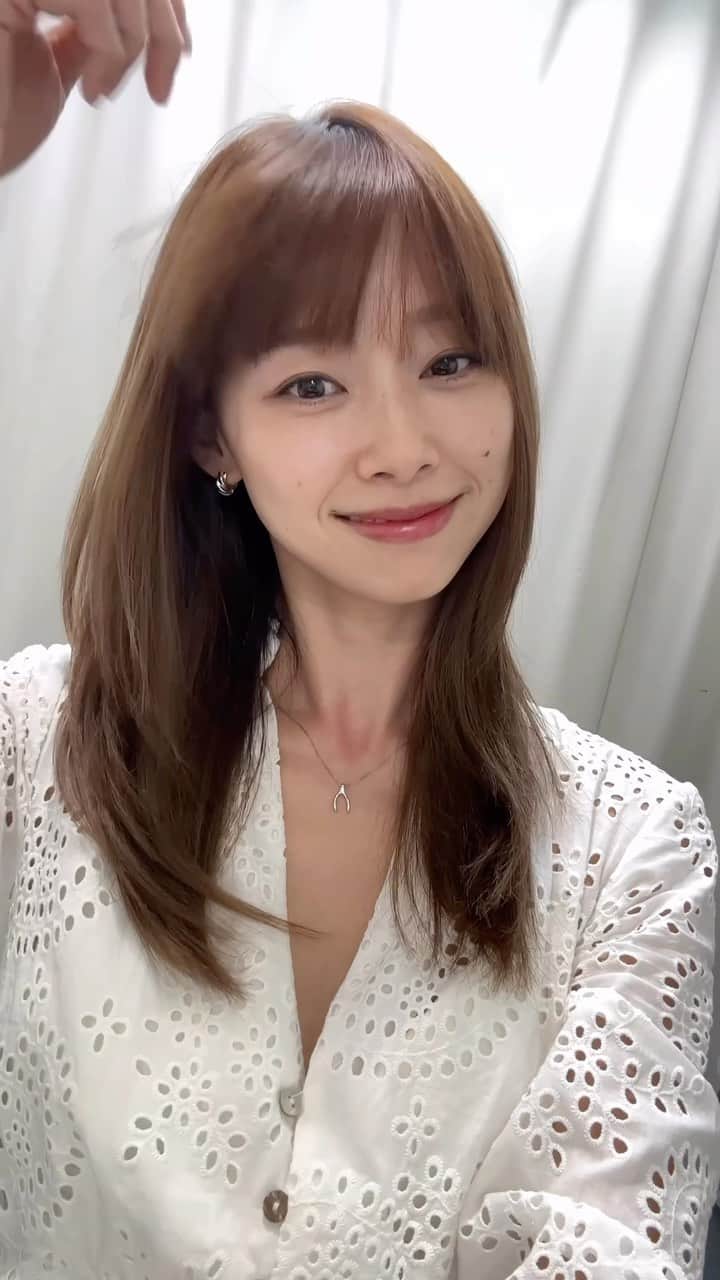 吳斐莉のインスタグラム：「昨天很速的換了個新髮型🤣 最近太愛瀏海啦～ 這次剪了厚一點寬一點的瀏海 感覺又很不一樣耶➰  髮尾就沒什麼修了 以這個樣子繼續留長💃🏽  💇🏻‍♀️ @vivian_chen52」