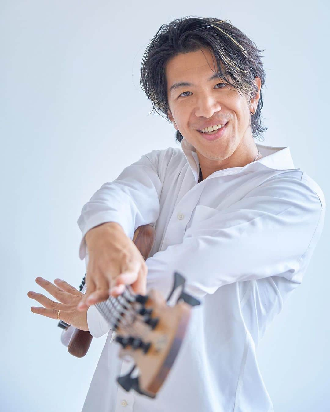 森田悠介さんのインスタグラム写真 - (森田悠介Instagram)「My new picture 📸 @hisaeee_ta  @adamovicbasses  @markbassamps  #portrait #picture #photography #bass #bassplayer #bassist #bajo #bajista #composer #artist #adamovic #markbass #white #profile #yusukemorita #森田悠介 #smile #shirts #whiteshirt  #photosession #写真 #写真家 #ベース #ベーシスト #作曲家 #編曲家 #musicianlife」7月28日 15時10分 - yusukemorita_bass