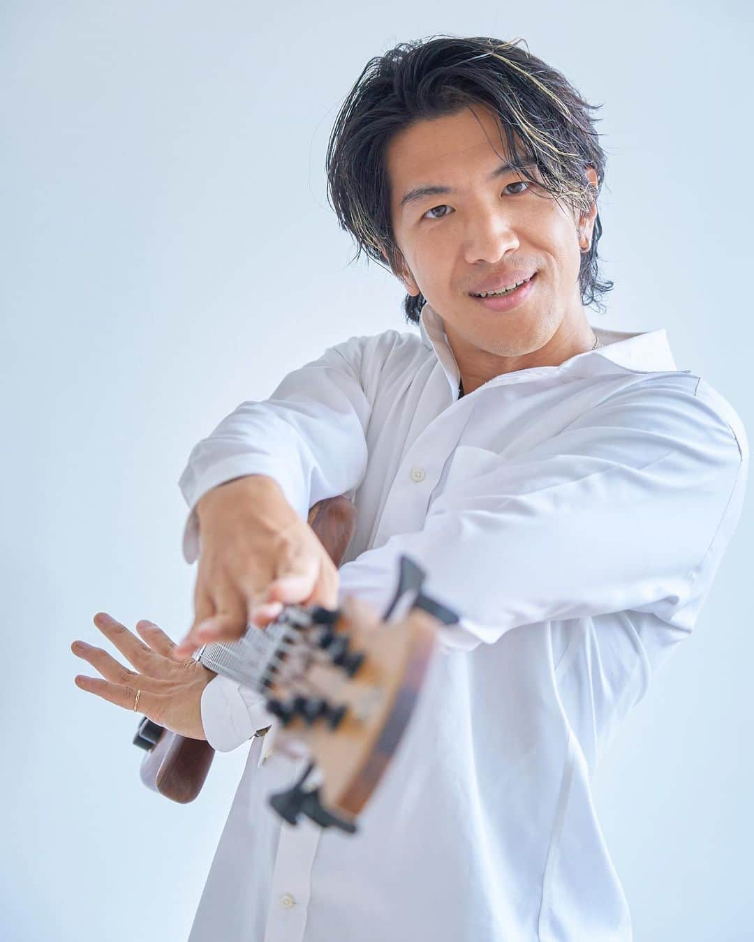 森田悠介さんのインスタグラム写真 - (森田悠介Instagram)「My new picture 📸 @hisaeee_ta  @adamovicbasses  @markbassamps  #portrait #picture #photography #bass #bassplayer #bassist #bajo #bajista #composer #artist #adamovic #markbass #white #profile #yusukemorita #森田悠介 #smile #shirts #whiteshirt  #photosession #写真 #写真家 #ベース #ベーシスト #作曲家 #編曲家 #musicianlife」7月28日 15時10分 - yusukemorita_bass