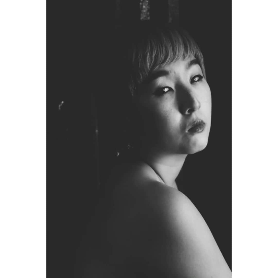 大塚咲のインスタグラム：「SAKI OTSUKA同時開催写真展 オープニングパーティー４日です！！  ⬜「私達は共鳴している」 UltraSuperNewGallery  ultrasupernew.com @ultrasupernewgalleryjp 8/4-8/10(8/4オープニングパーティー18:00-21:00)  ⬜「ひとつの愛しいところ」 Jinny Street Gallery jinnystreetgallery.com 8/4-9/1 @jinny.gallery」