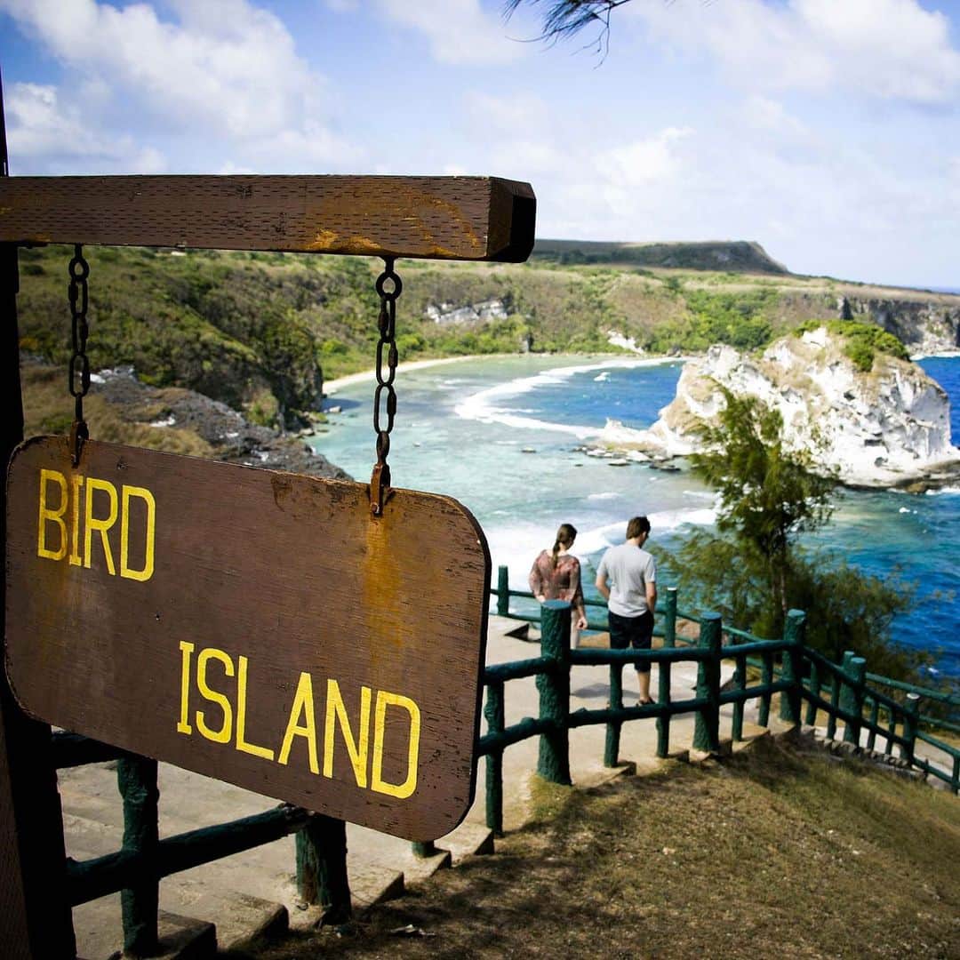 アシアナ航空日本地域公式アカウントさんのインスタグラム写真 - (アシアナ航空日本地域公式アカウントInstagram)「今が熱い！サイパン🌴🥥🌺  ┈┈┈┈┈┈┈┈┈┈  美しい景色が広がる南国のサイパン 写真1枚目から4枚目まではサイパンのバードアイランド🏝️ バードアイランドはチャモロ語で 「イスレタ・マイゴファハンー鳥たちが眠る島」と呼ばれることも。 自然保護区になっているので上陸はできません。 運がよければ海鳥以外に、ウミガメをみることができるかも？🐢⛵️  写真5枚目から7枚目は ガラパンのホテル群の前に広がる、サイパンを代表するビーチ🏝️ サイパンで最も美しいビーチの一つで、朝から晩までに7回色が変わると言われています。 裸足で歩きたくなるきたくなる粒子の細かい白砂が特徴的で 沖にはマニャガハ島が浮かび、もっともサイパンらしい景色が楽しめます  今すぐ行こうよサイパン！ アシアナ航空で仁川乗り継ぎが意外と便利！ 毎日運航中！アシアナでサイパンに行こう✈️  アシアナ航空公式HPにて 📌7月31日まで航空券15％OFFクーポン配布中！ 📌ホテル・ゴルフ場・アクティビティ提携割引も！  📷 マリアナ政府観光局 @mymarianas_mva    ┈┈┈┈┈┈┈┈┈┈   ✈️アシアナ航空日本地域公式アカウント 　　　　@asiana.jp_official  ・知っておきたい韓国旅行情報 ・韓国おすすめスポット ・韓国おすすめグルメ など発信していきます！  ぜひフォローしてください🇰🇷  ┈┈┈┈┈┈┈┈┈┈   #アシアナ航空 #韓国旅行 #韓国 #asiana　#韓国旅行記 #韓国旅行計画中 #韓国旅行情報 #韓国旅行🇰🇷 #韓国行きたい #サイパン #北マリアナ諸島 #サイパン旅行 #サイパン韓国2都市旅 #サイパンホテル #サイパンビーチ #サイパン女子旅 #サイパン観光 #バードアイランド #絶景ビーチ #マイクロビーチ #海外ビーチ #ビーチリゾート」7月28日 21時00分 - asiana.jp_official
