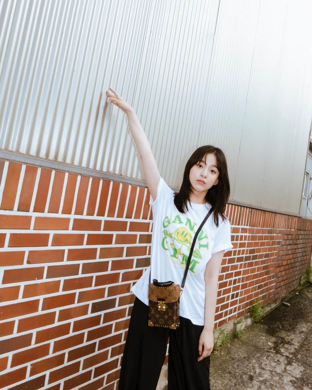 のインスタグラム：「#광고 @louisvuitton ✌🏻」