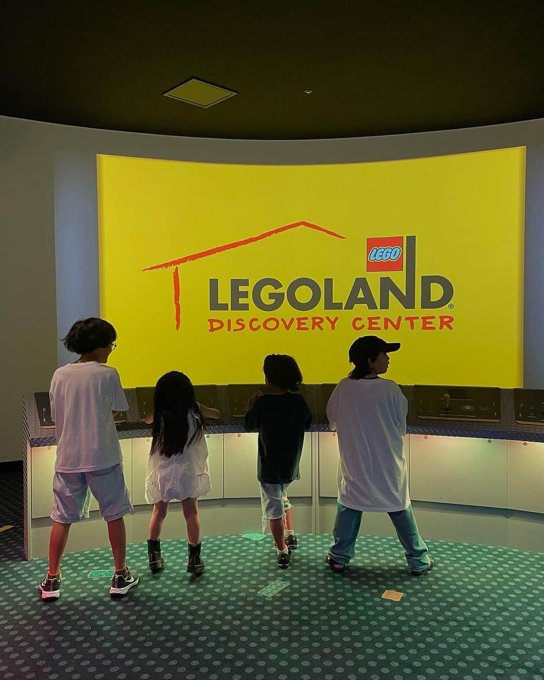 Erikaさんのインスタグラム写真 - (ErikaInstagram)「@ldcosaka  に行くと見れる 4D MOVIE   8/1から 新しく レゴ ドリームズ  が上映されるので、 ローンチ記念 でひと足お先に、 レゴ ランド ディスカバリー センター大阪さんに ご招待頂き 見てきました。  レゴが好きな息子👦🏻👦🏻はもう  ずーっと興奮してたw  @miiikunkun 親子と 行けて 夏休みもいい思い出に 🍉  涼しくて、 ほんとに快適に過ごせるのでおすすめ〜   #レゴランド#レゴランドジャパン #レゴランドディスカバリーセンター大阪 #レゴドリームズ#4D#4dmovie #lego #夏休みの過ごし方 #夏休みおすすめスポット #夏休みの思い出」7月28日 15時37分 - 911erika