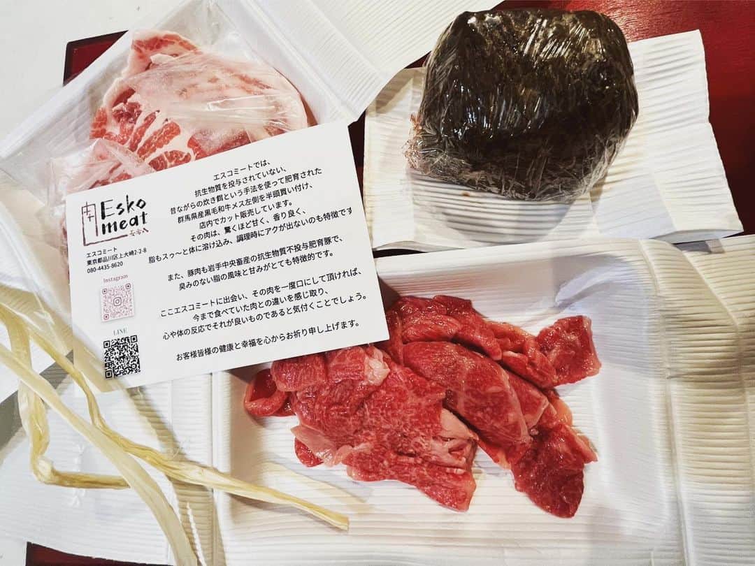 関智一のインスタグラム：「現場近くで、こだわりの精肉店を発見 思わず試し買い！  #豚肉 #ローストビーフ #牛肉」