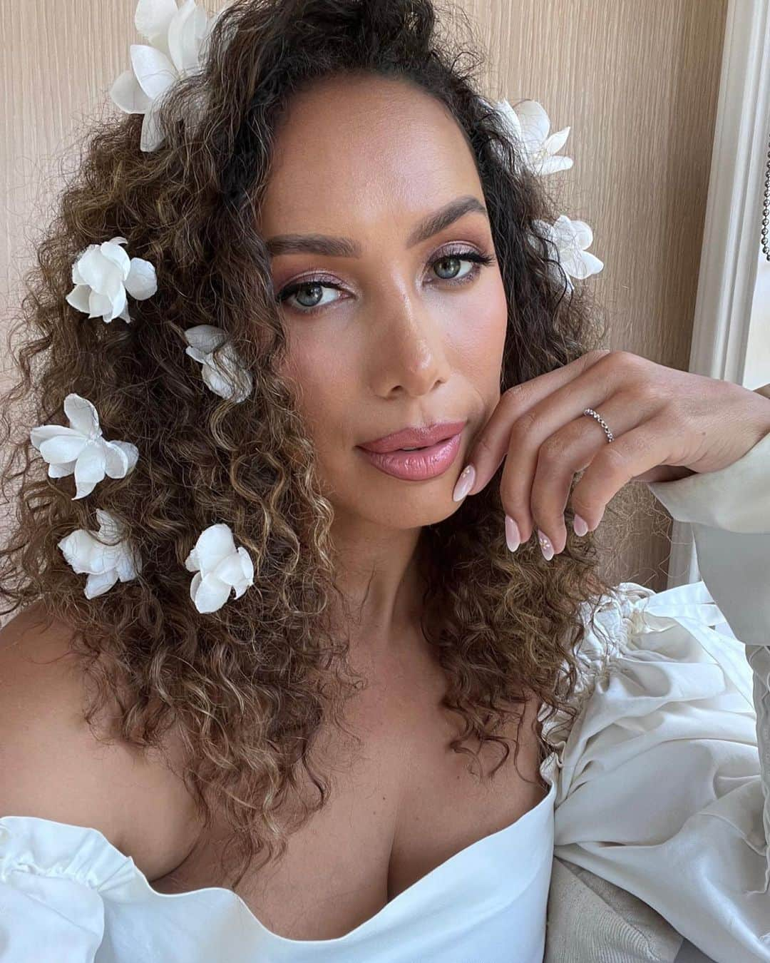 レオナ・ルイスさんのインスタグラム写真 - (レオナ・ルイスInstagram)「Next album cover? 🤍」7月29日 1時06分 - leonalewis